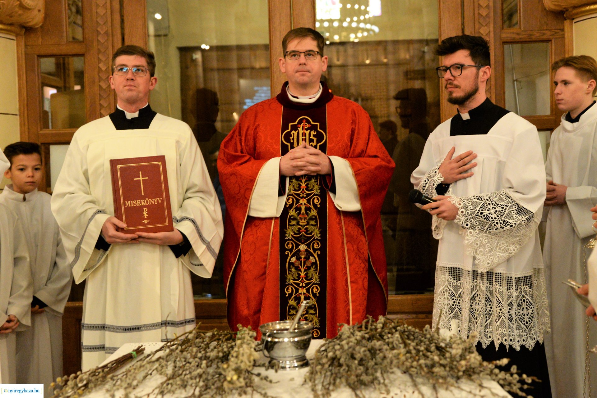 Barkaszentelés virágvasárnapon a Magyarok-Nagyasszonya társszékesegyházban