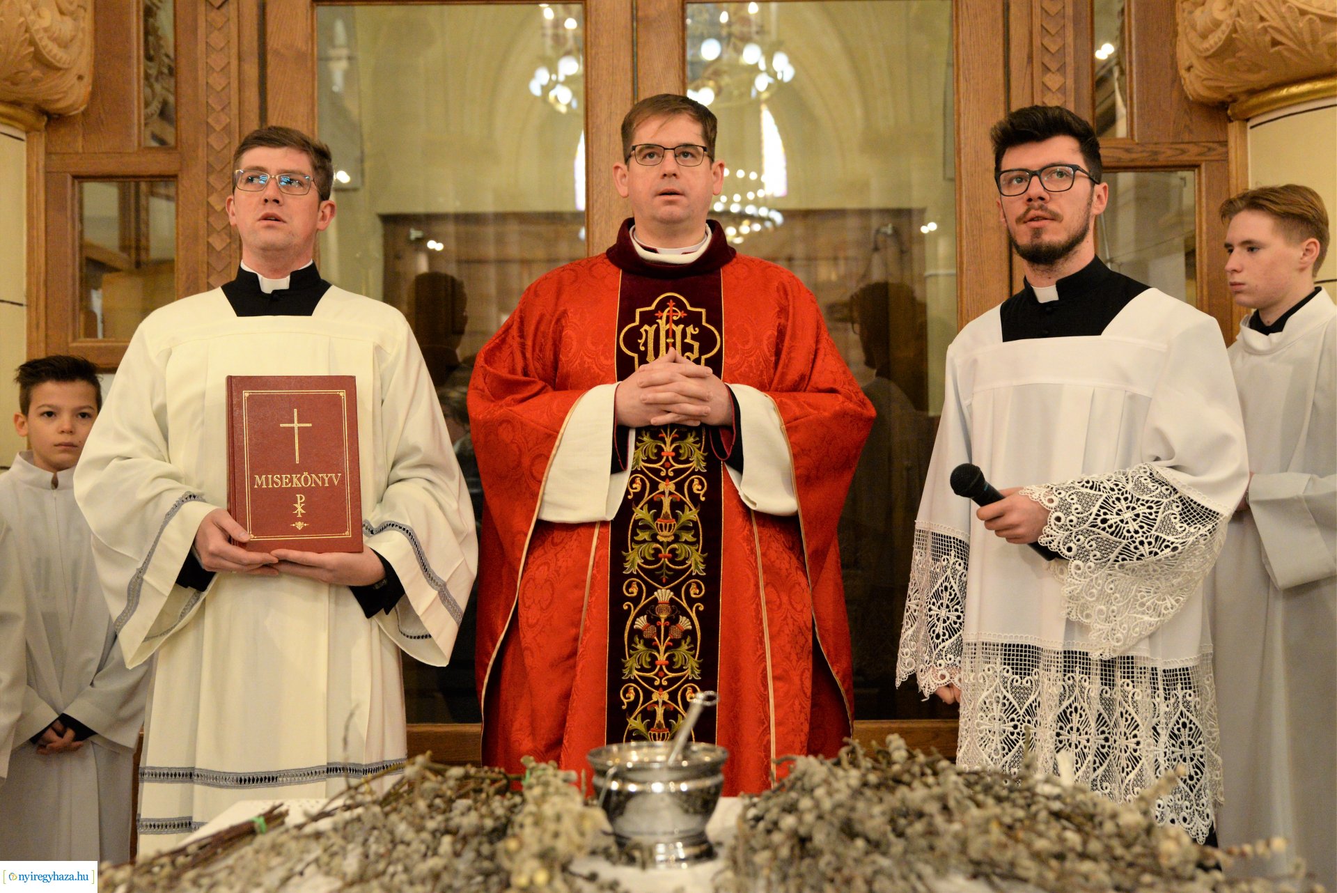 Barkaszentelés virágvasárnapon a Magyarok-Nagyasszonya társszékesegyházban