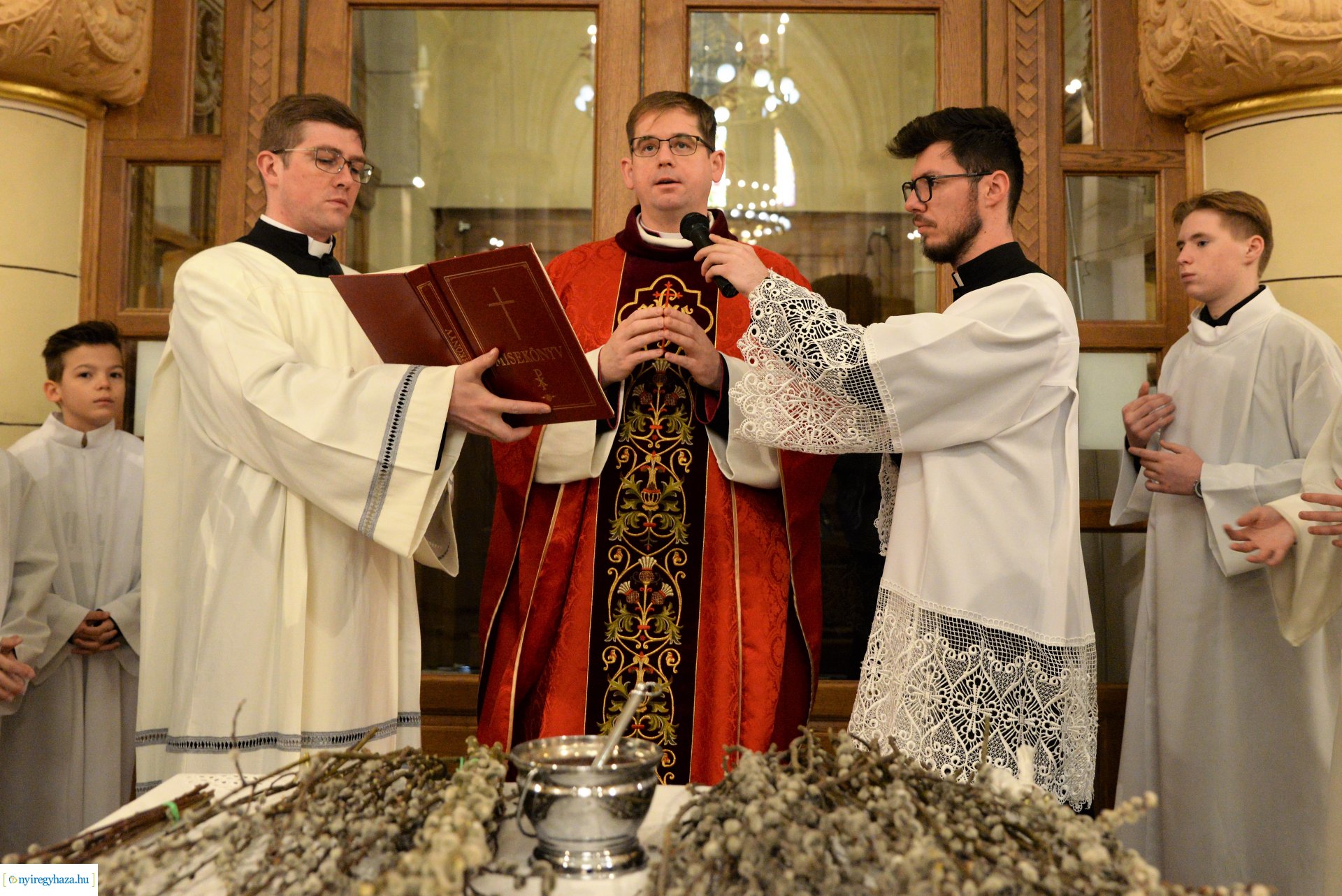 Barkaszentelés virágvasárnapon a Magyarok-Nagyasszonya társszékesegyházban