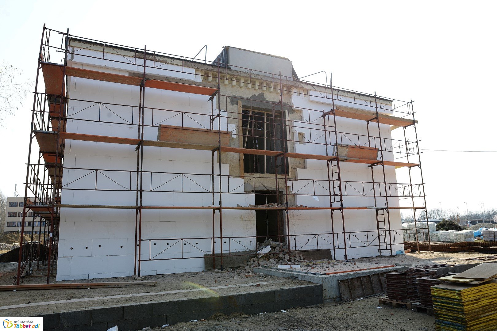 Barnamezős beruházás a Tiszavasvári úton