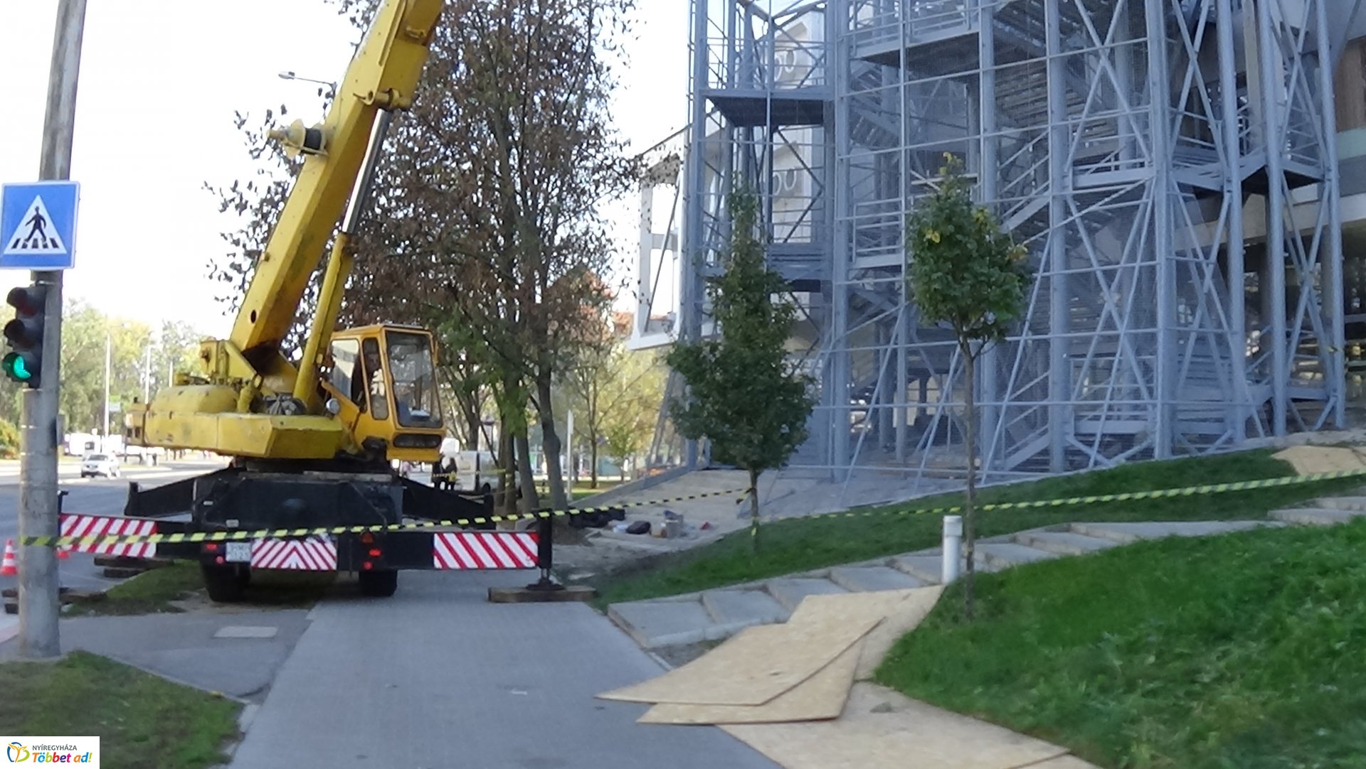 Befejeződött a daruzás a VMKK előtt