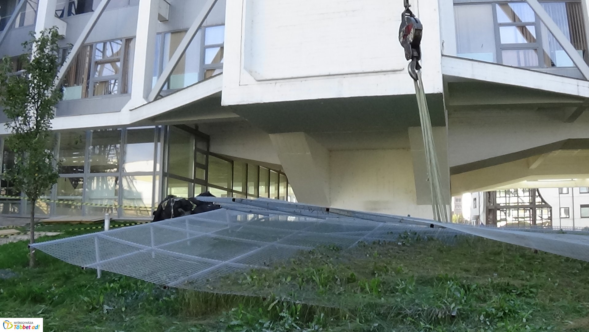 Befejeződött a daruzás a VMKK előtt