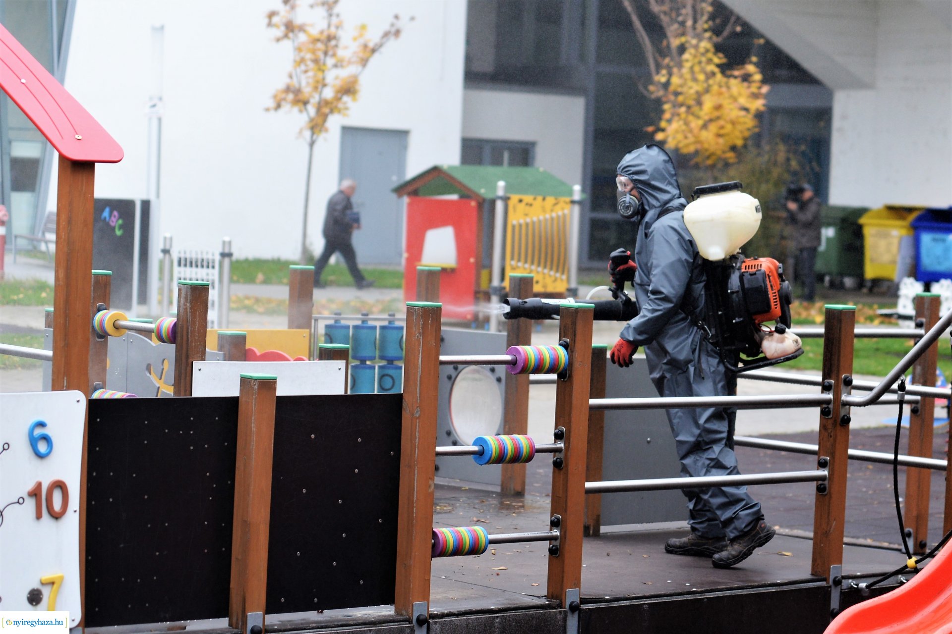 Belvárosi játszóteret fertőtlenítenek  a NYÍRVV Nonprofit  Kft. munkatársai