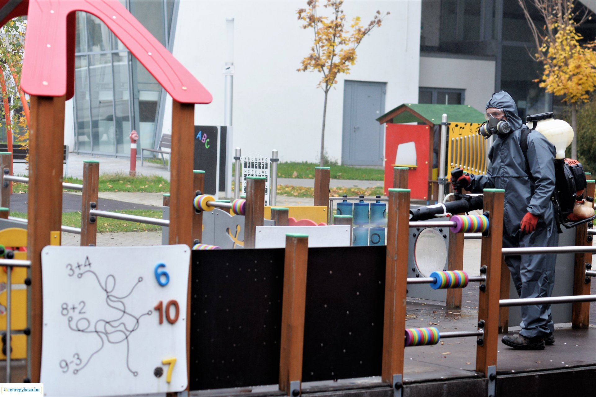 Belvárosi játszóteret fertőtlenítenek  a NYÍRVV Nonprofit  Kft. munkatársai
