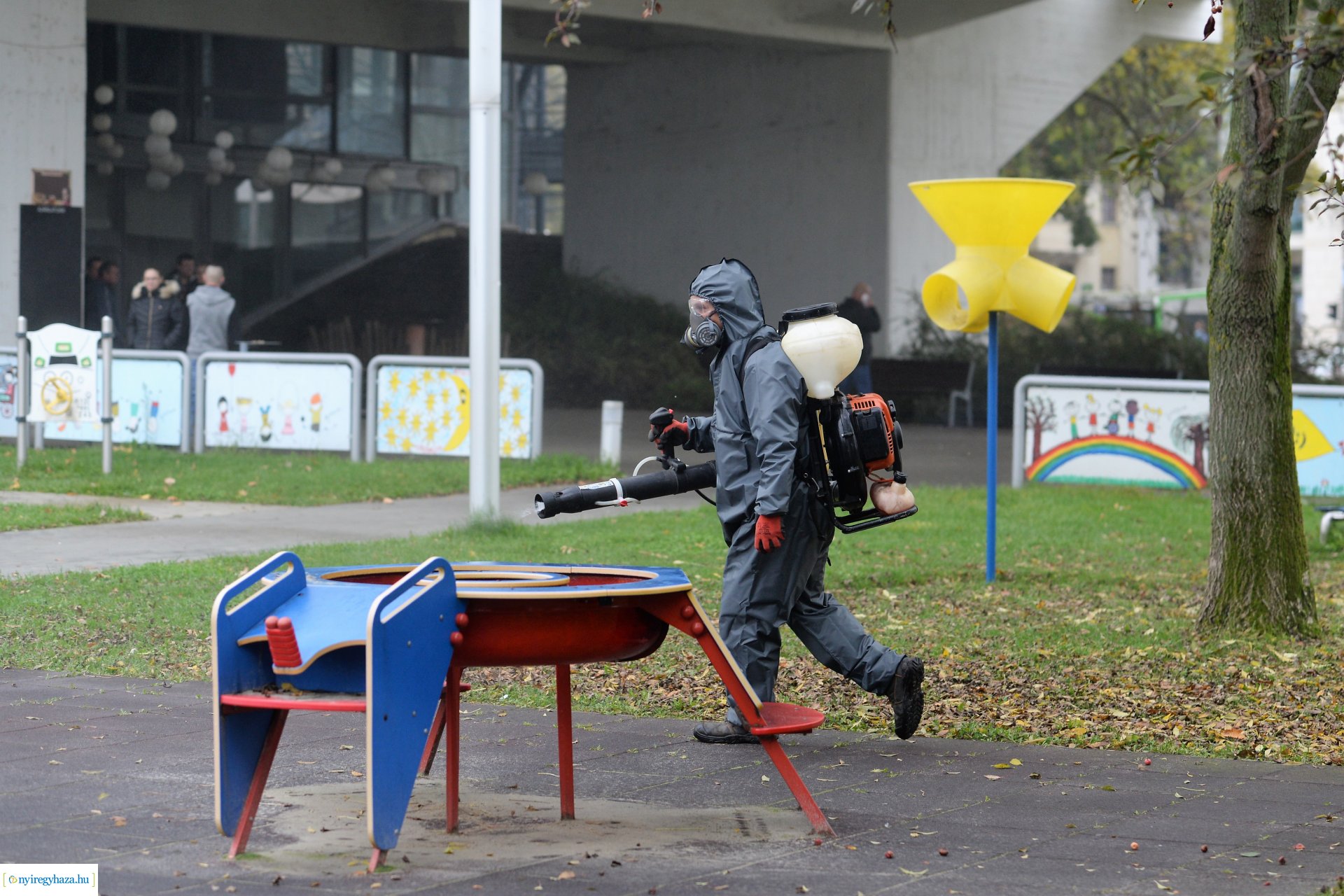 Belvárosi játszóteret fertőtlenítenek  a NYÍRVV Nonprofit  Kft. munkatársai