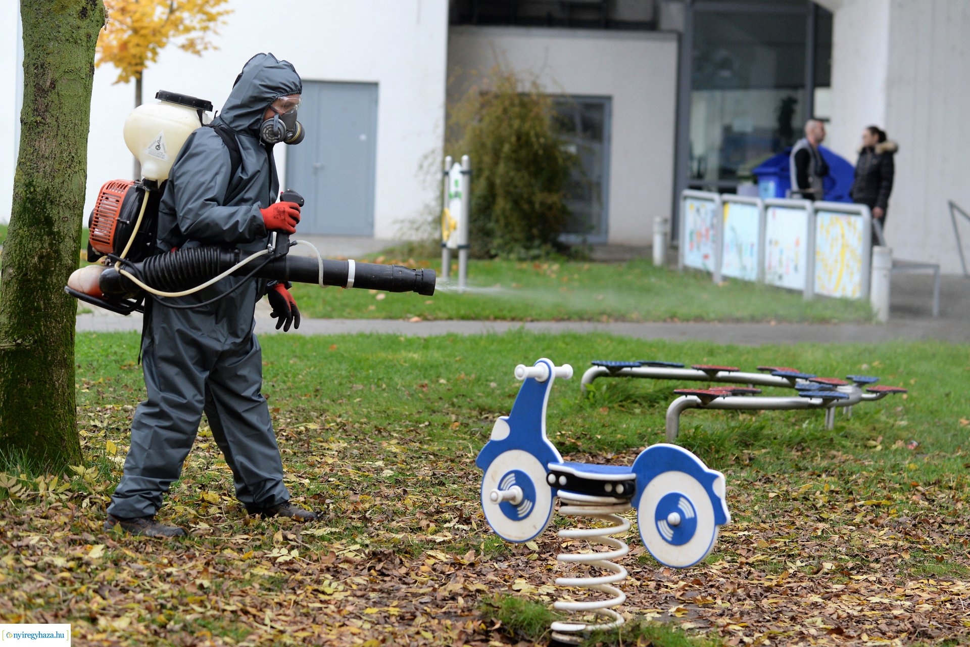 Belvárosi játszóteret fertőtlenítenek  a NYÍRVV Nonprofit  Kft. munkatársai
