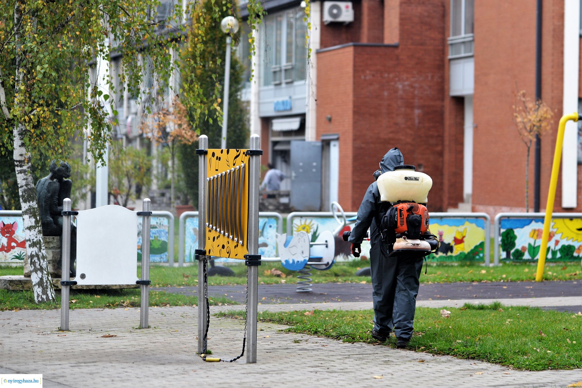 Belvárosi játszóteret fertőtlenítenek  a NYÍRVV Nonprofit  Kft. munkatársai