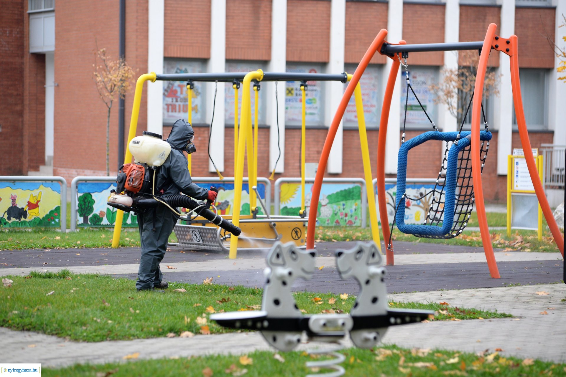 Belvárosi játszóteret fertőtlenítenek  a NYÍRVV Nonprofit  Kft. munkatársai