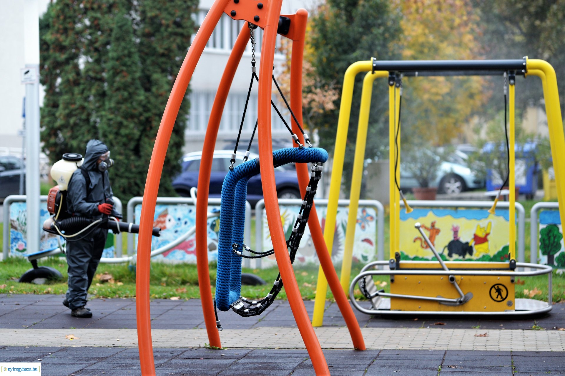 Belvárosi játszóteret fertőtlenítenek  a NYÍRVV Nonprofit  Kft. munkatársai