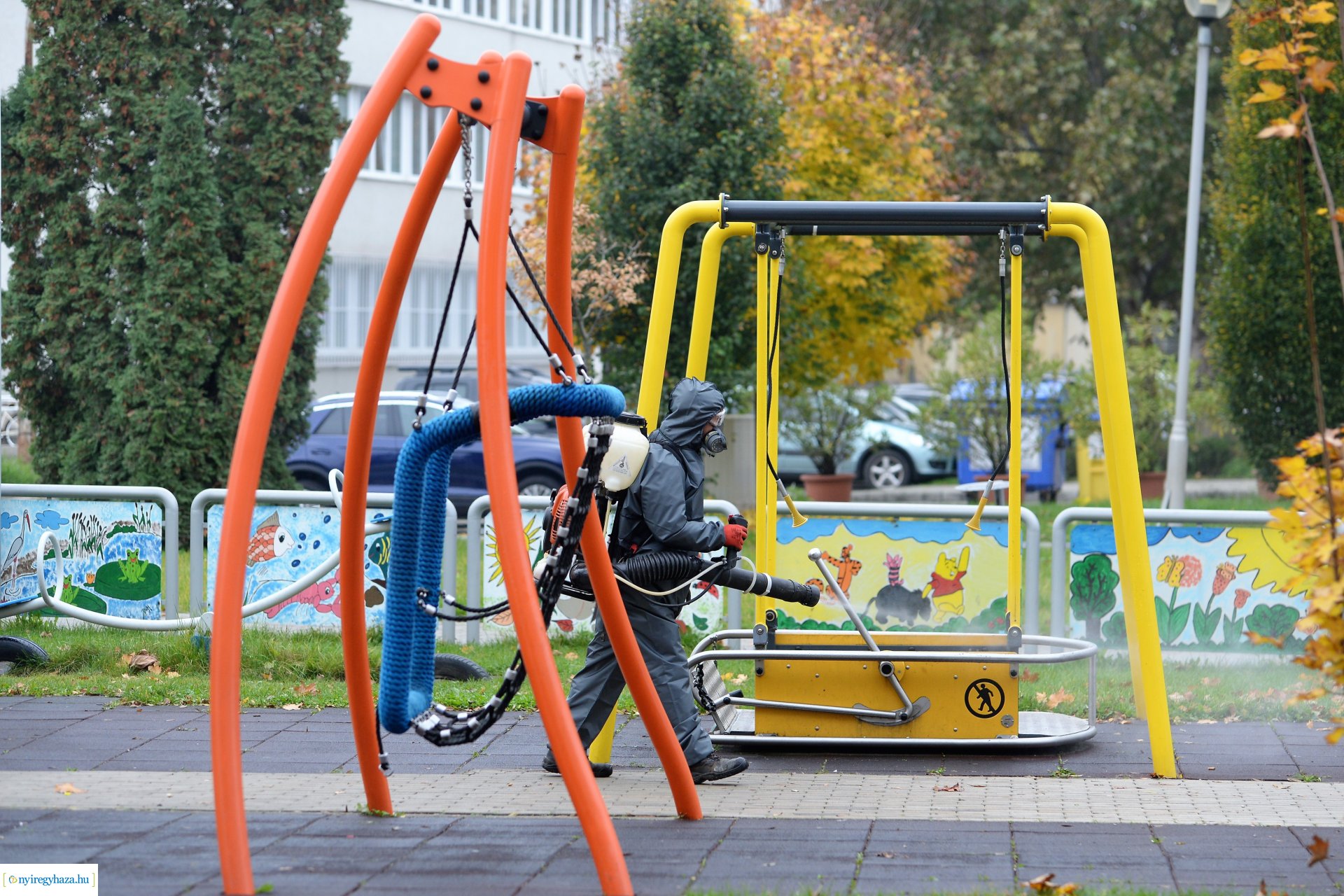 Belvárosi játszóteret fertőtlenítenek  a NYÍRVV Nonprofit  Kft. munkatársai