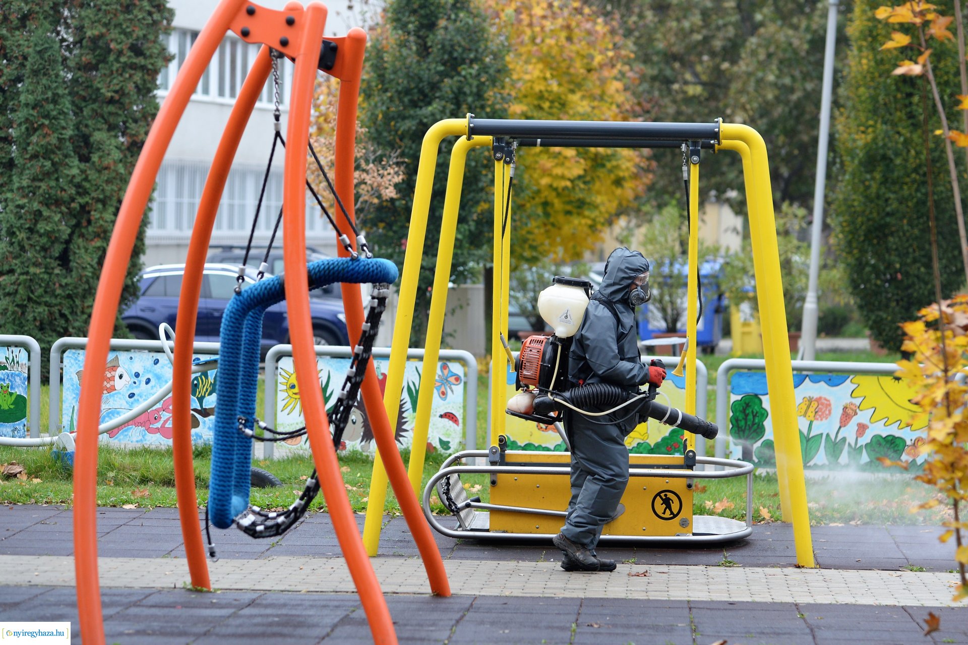 Belvárosi játszóteret fertőtlenítenek  a NYÍRVV Nonprofit  Kft. munkatársai
