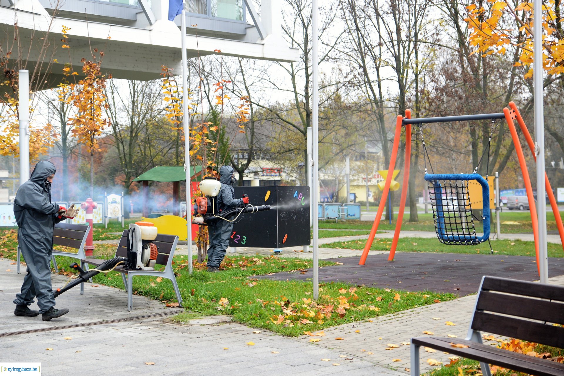 Belvárosi játszóteret fertőtlenítenek  a NYÍRVV Nonprofit  Kft. munkatársai