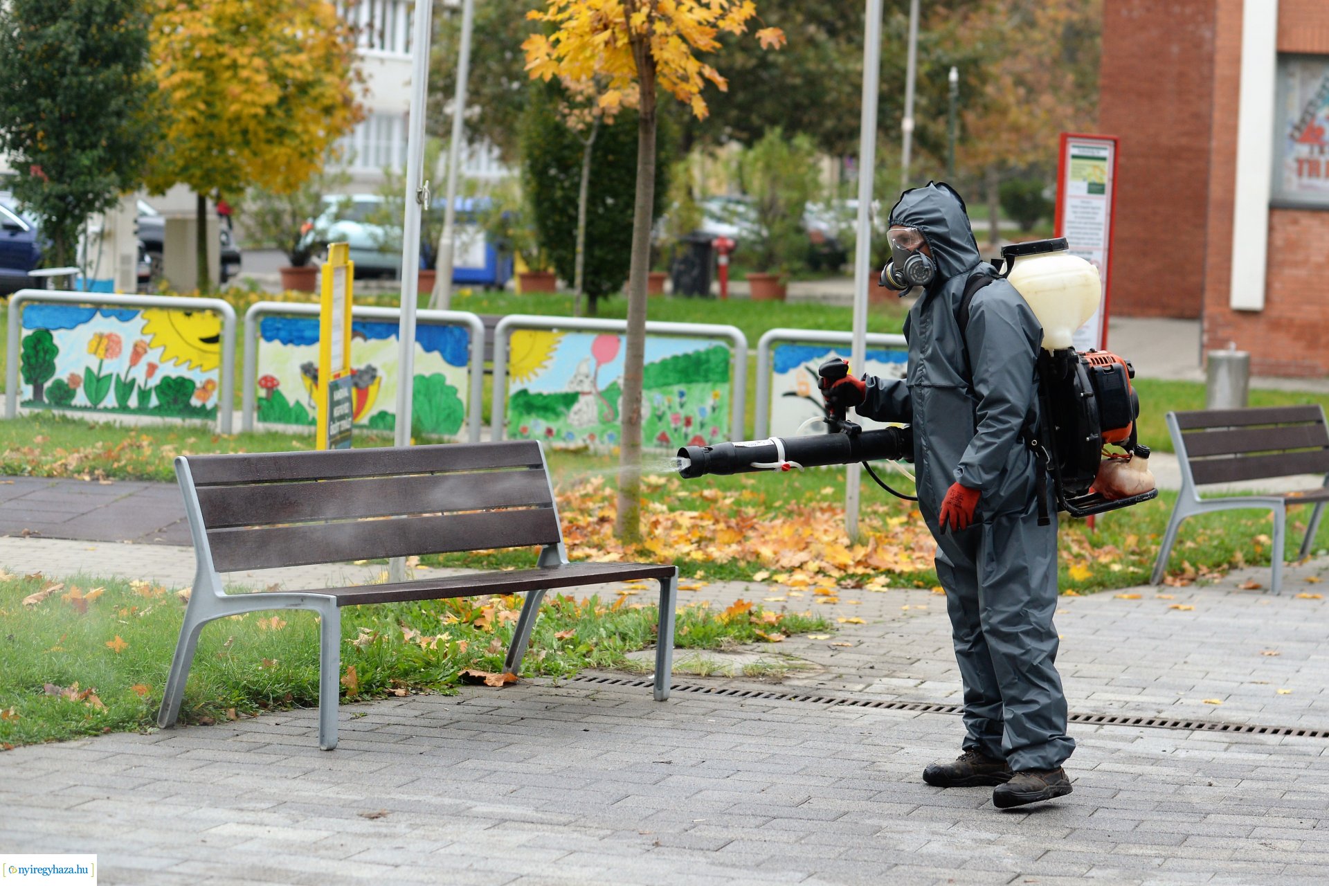 Belvárosi játszóteret fertőtlenítenek  a NYÍRVV Nonprofit  Kft. munkatársai