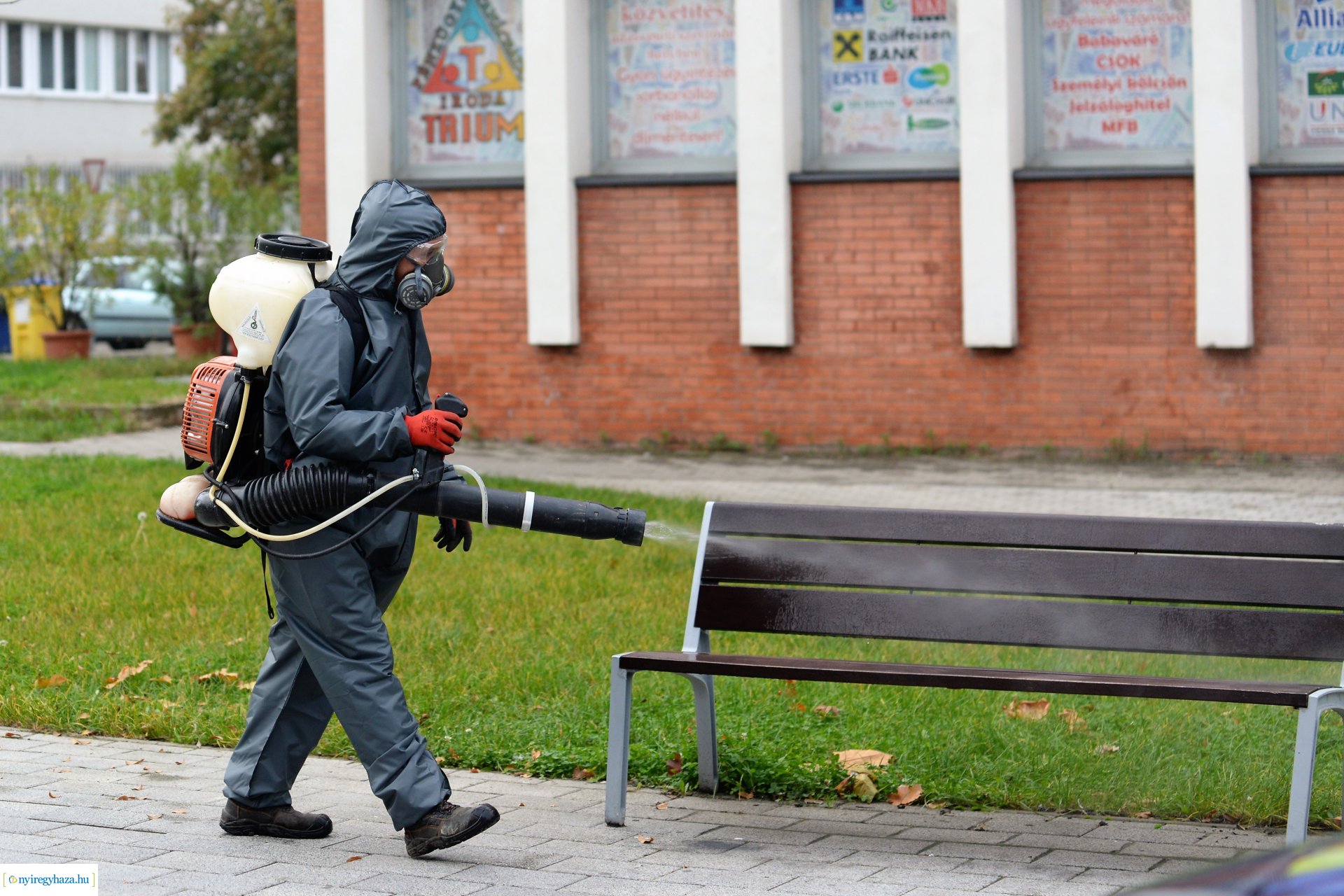 Belvárosi játszóteret fertőtlenítenek  a NYÍRVV Nonprofit  Kft. munkatársai