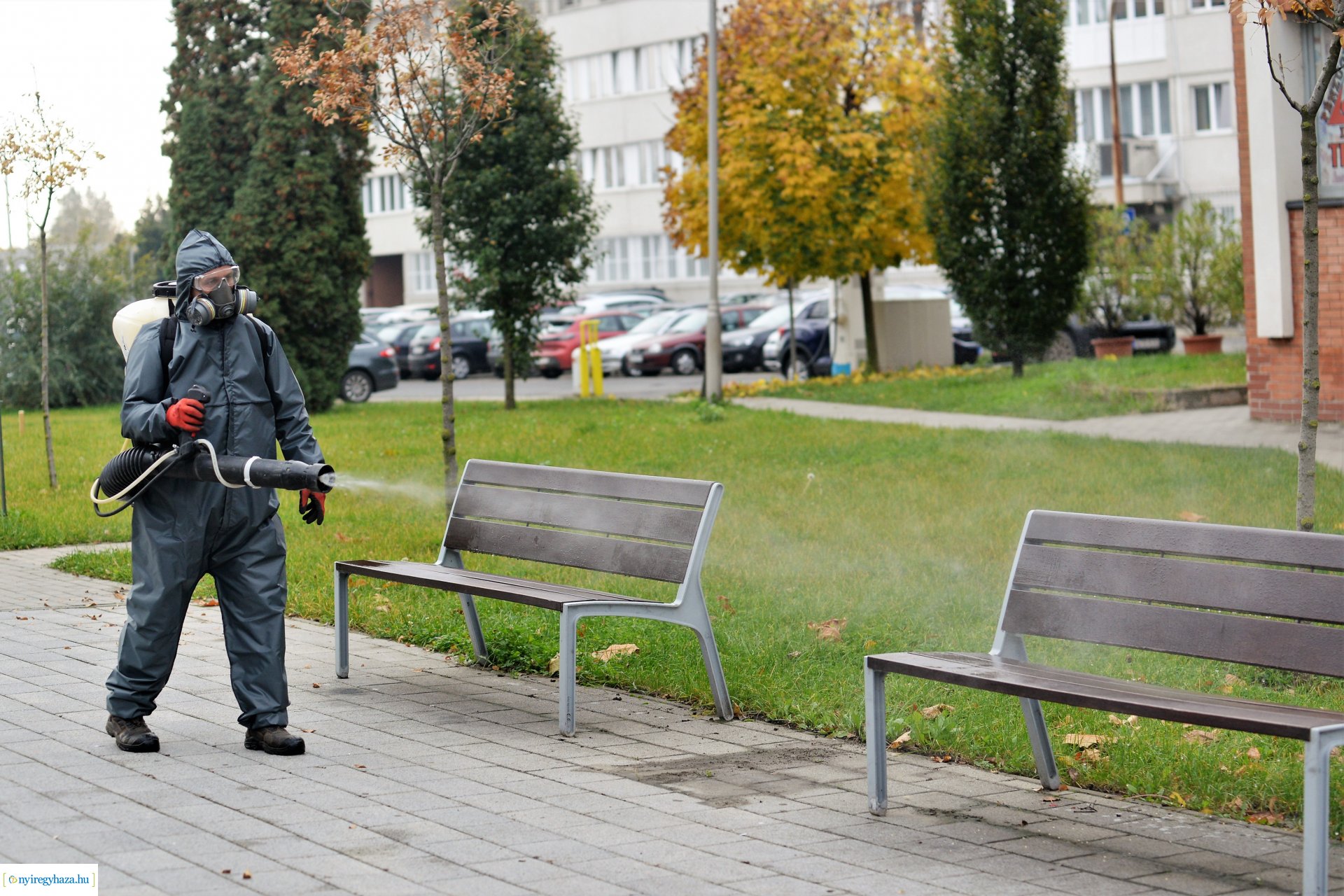 Belvárosi játszóteret fertőtlenítenek  a NYÍRVV Nonprofit  Kft. munkatársai
