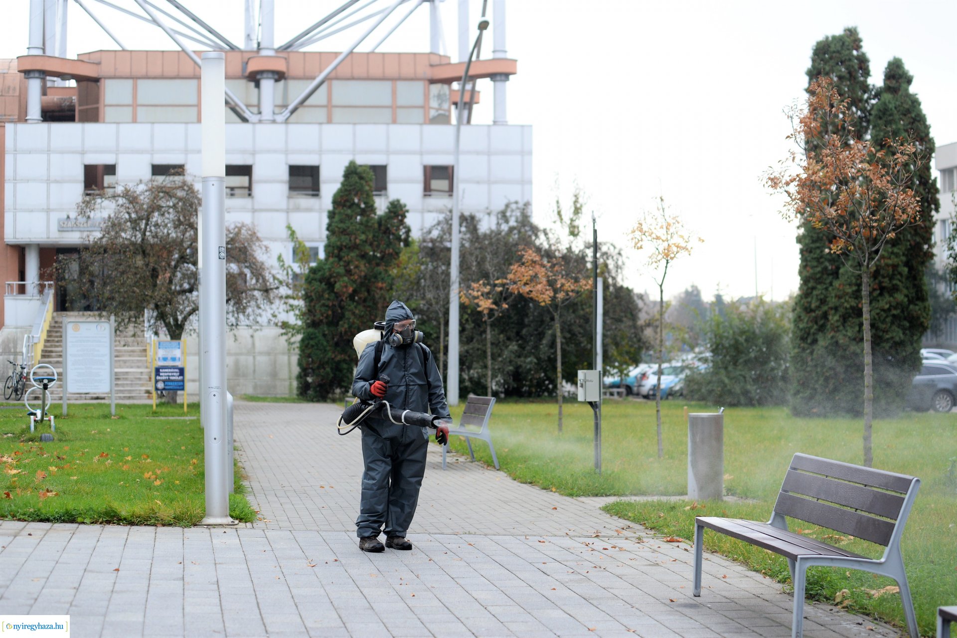 Belvárosi játszóteret fertőtlenítenek  a NYÍRVV Nonprofit  Kft. munkatársai