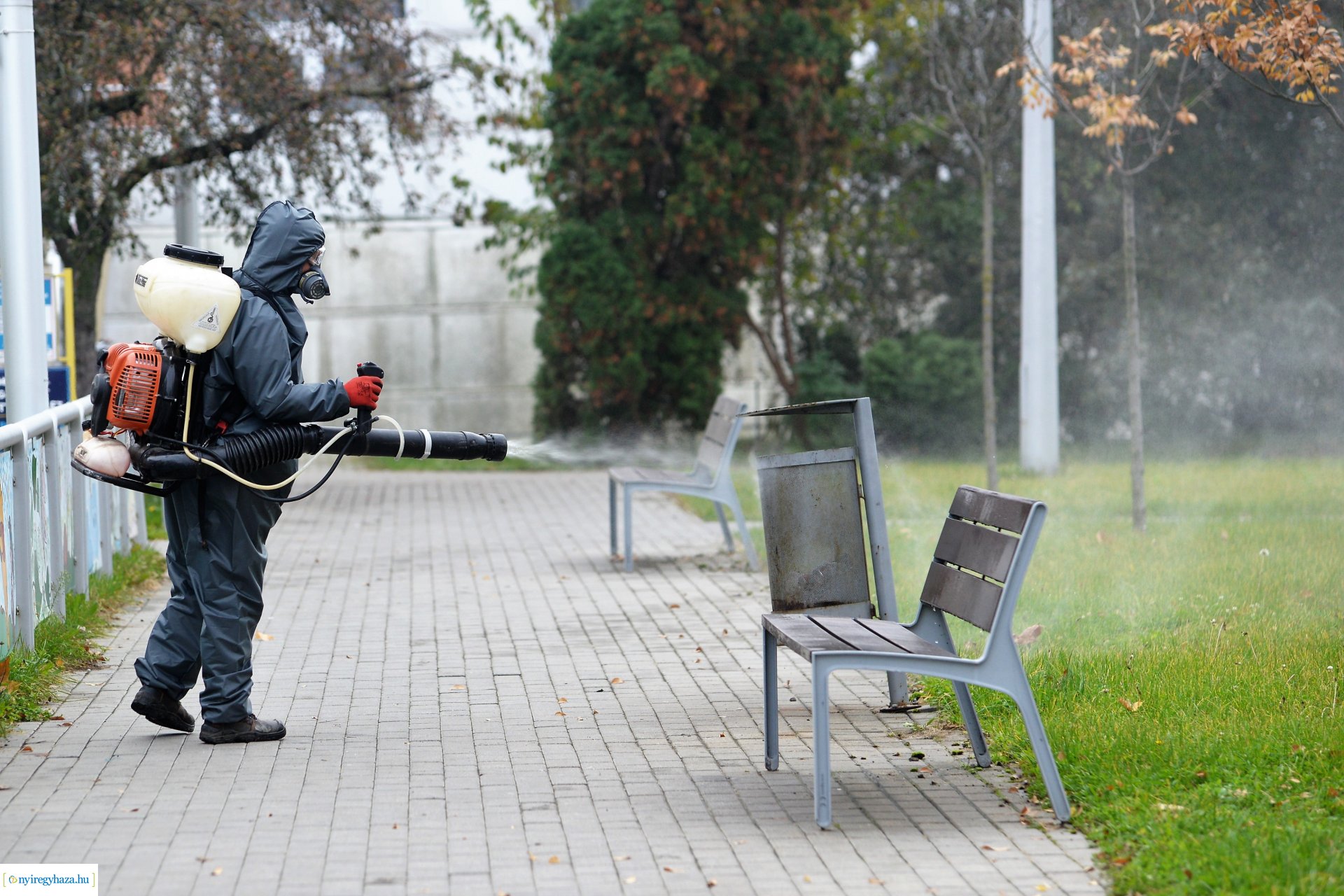 Belvárosi játszóteret fertőtlenítenek  a NYÍRVV Nonprofit  Kft. munkatársai