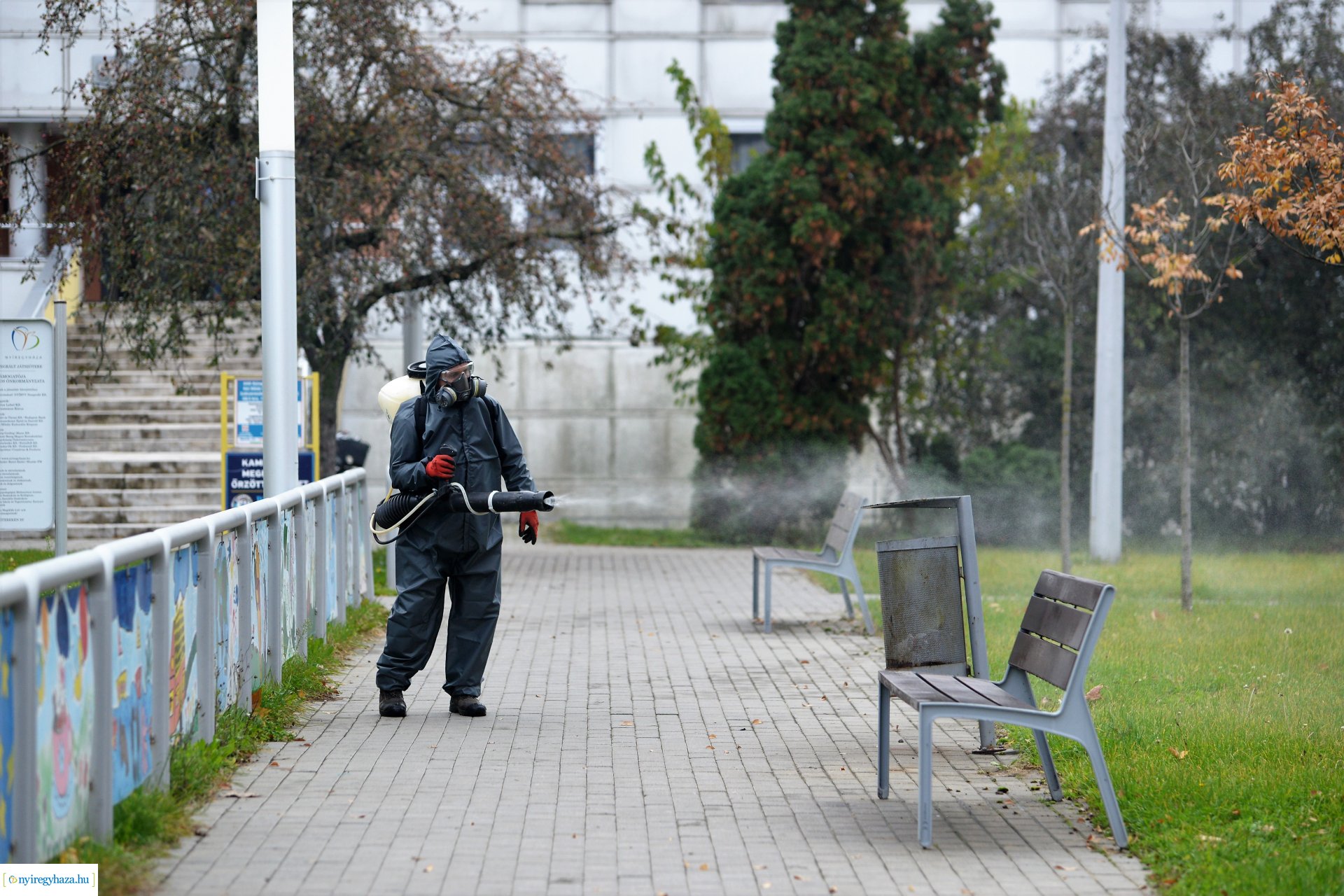 Belvárosi játszóteret fertőtlenítenek  a NYÍRVV Nonprofit  Kft. munkatársai