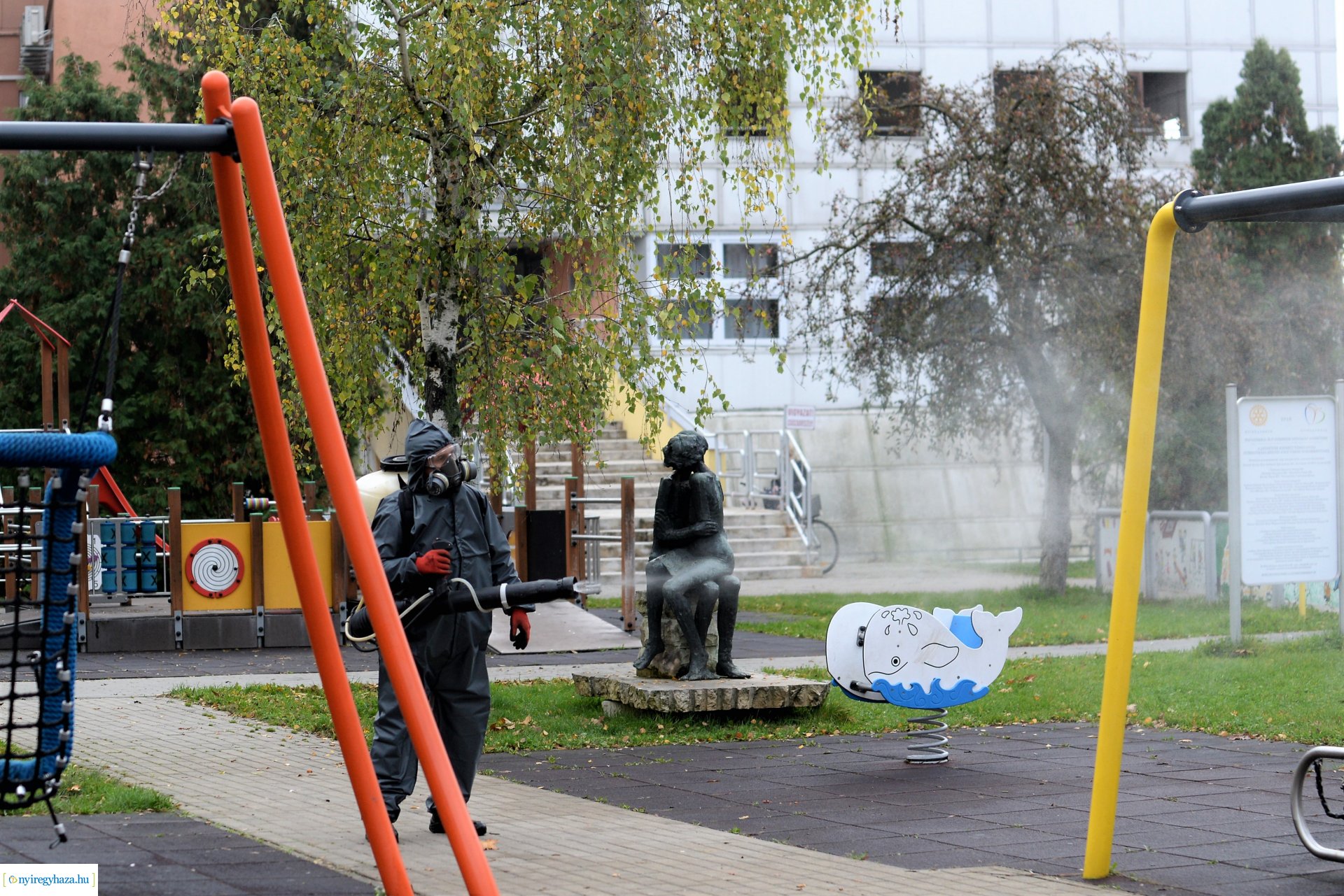 Belvárosi játszóteret fertőtlenítenek  a NYÍRVV Nonprofit  Kft. munkatársai