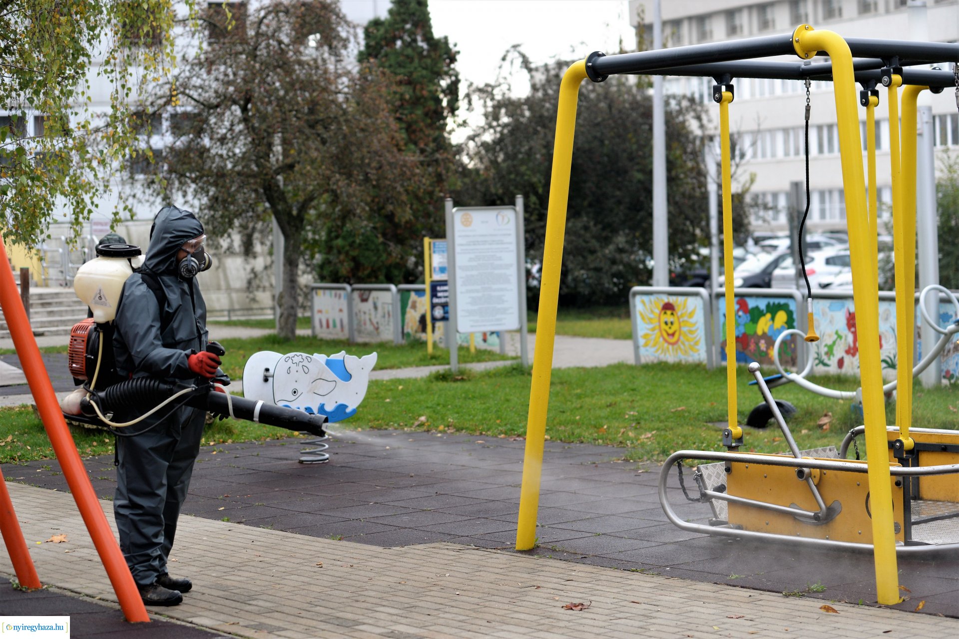 Belvárosi játszóteret fertőtlenítenek  a NYÍRVV Nonprofit  Kft. munkatársai