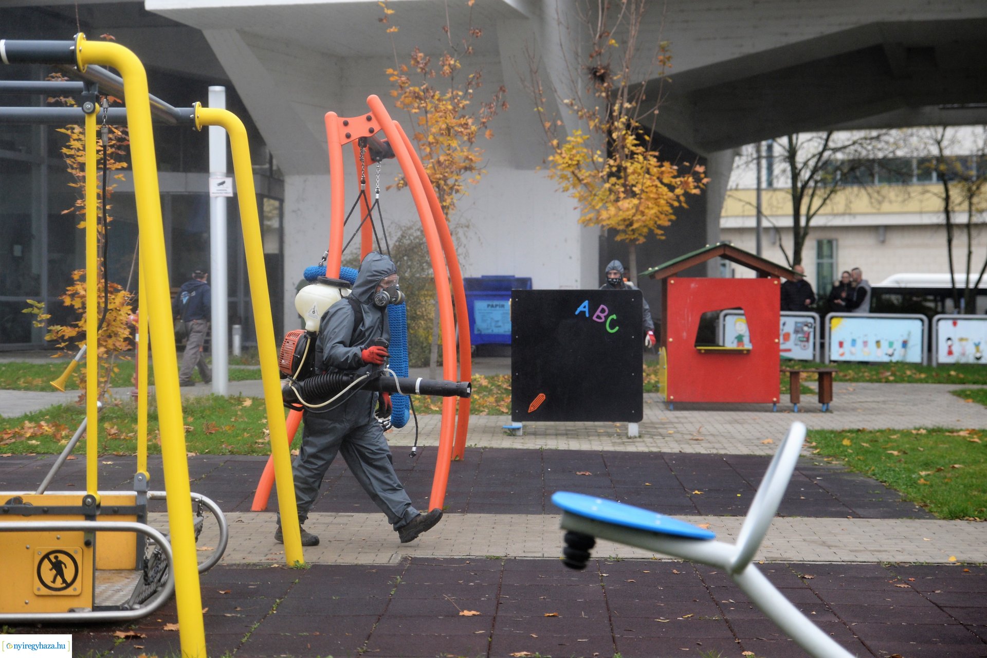 Belvárosi játszóteret fertőtlenítenek  a NYÍRVV Nonprofit  Kft. munkatársai