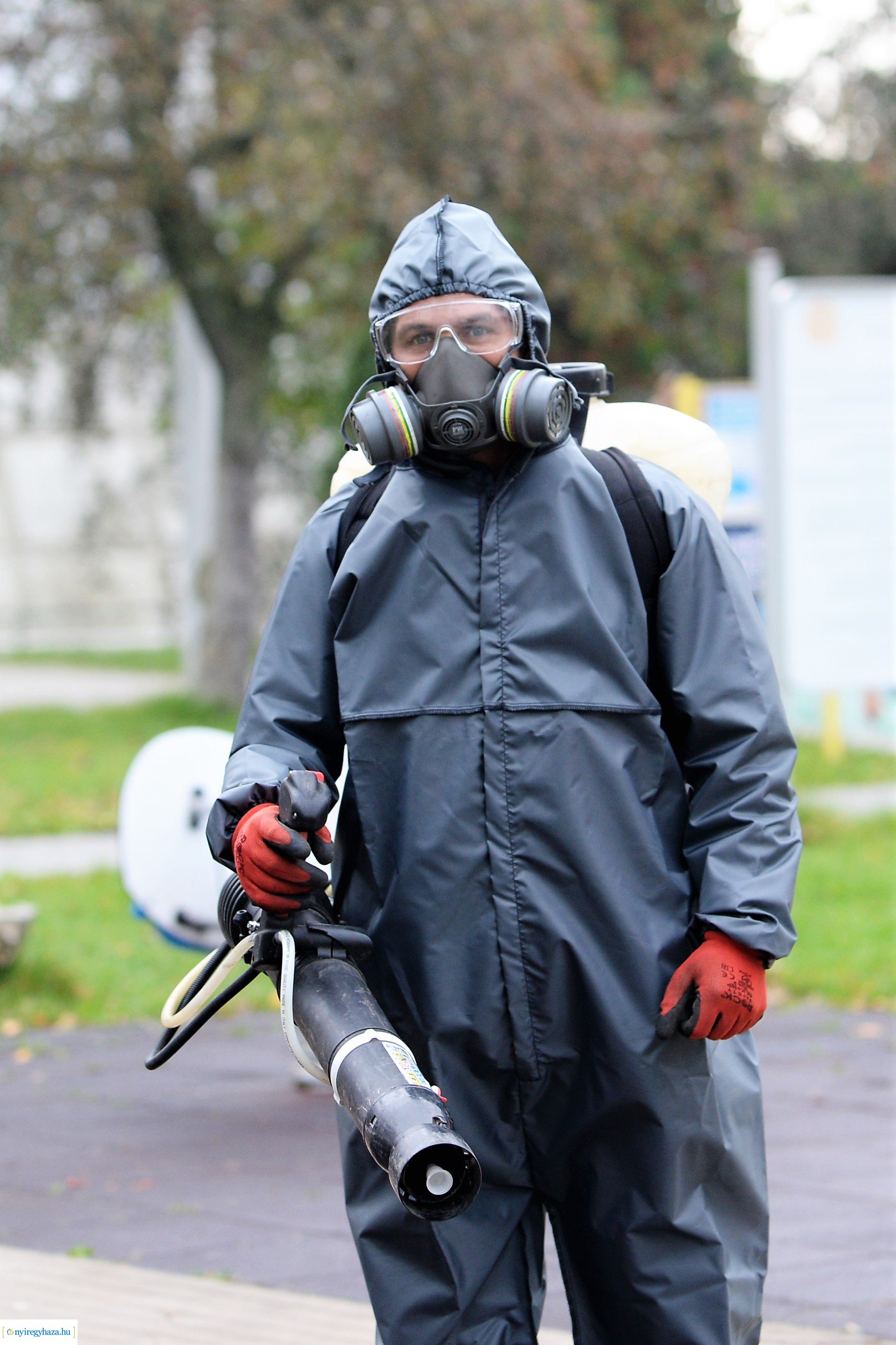 Belvárosi játszóteret fertőtlenítenek  a NYÍRVV Nonprofit  Kft. munkatársai