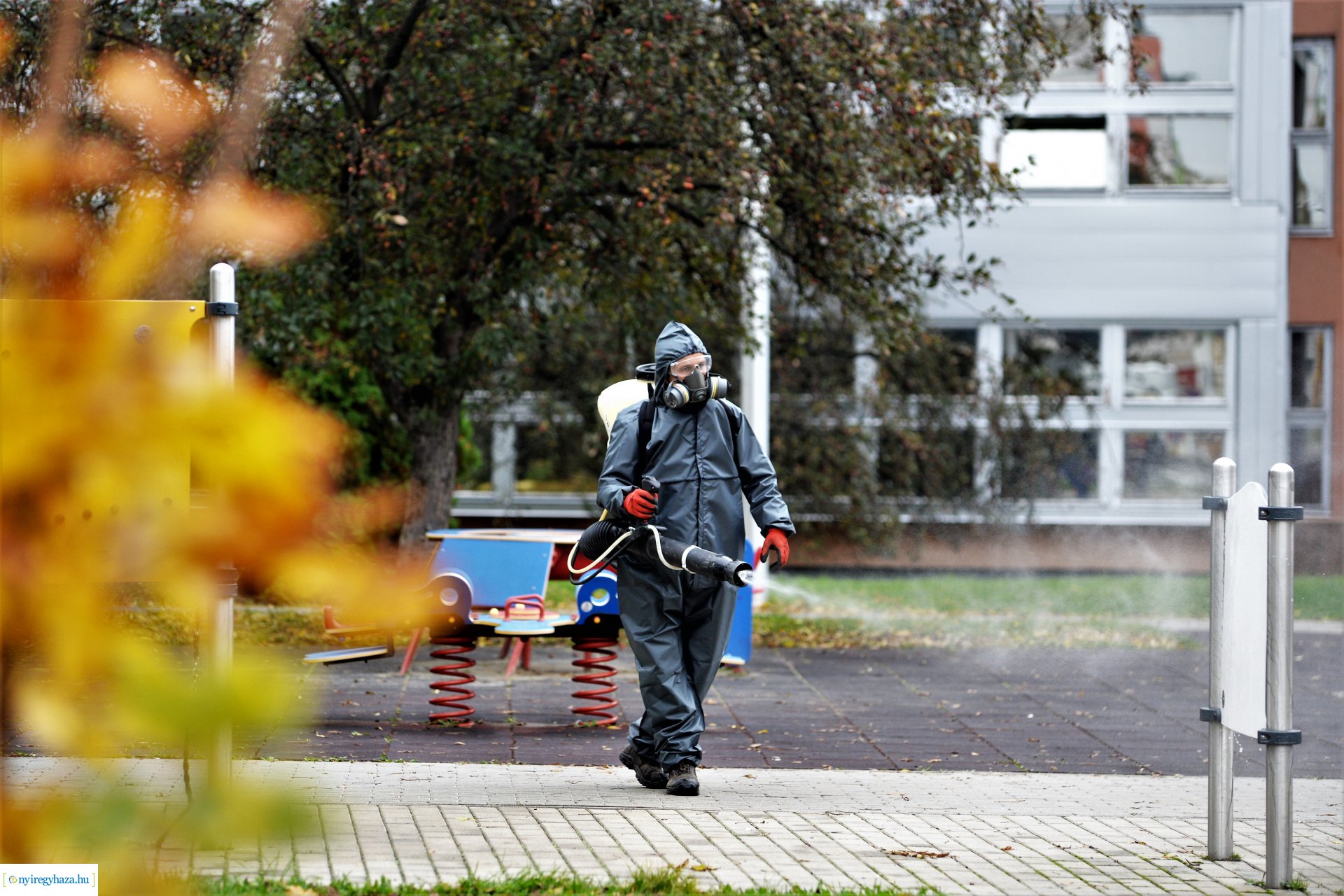 Belvárosi játszóteret fertőtlenítenek  a NYÍRVV Nonprofit  Kft. munkatársai