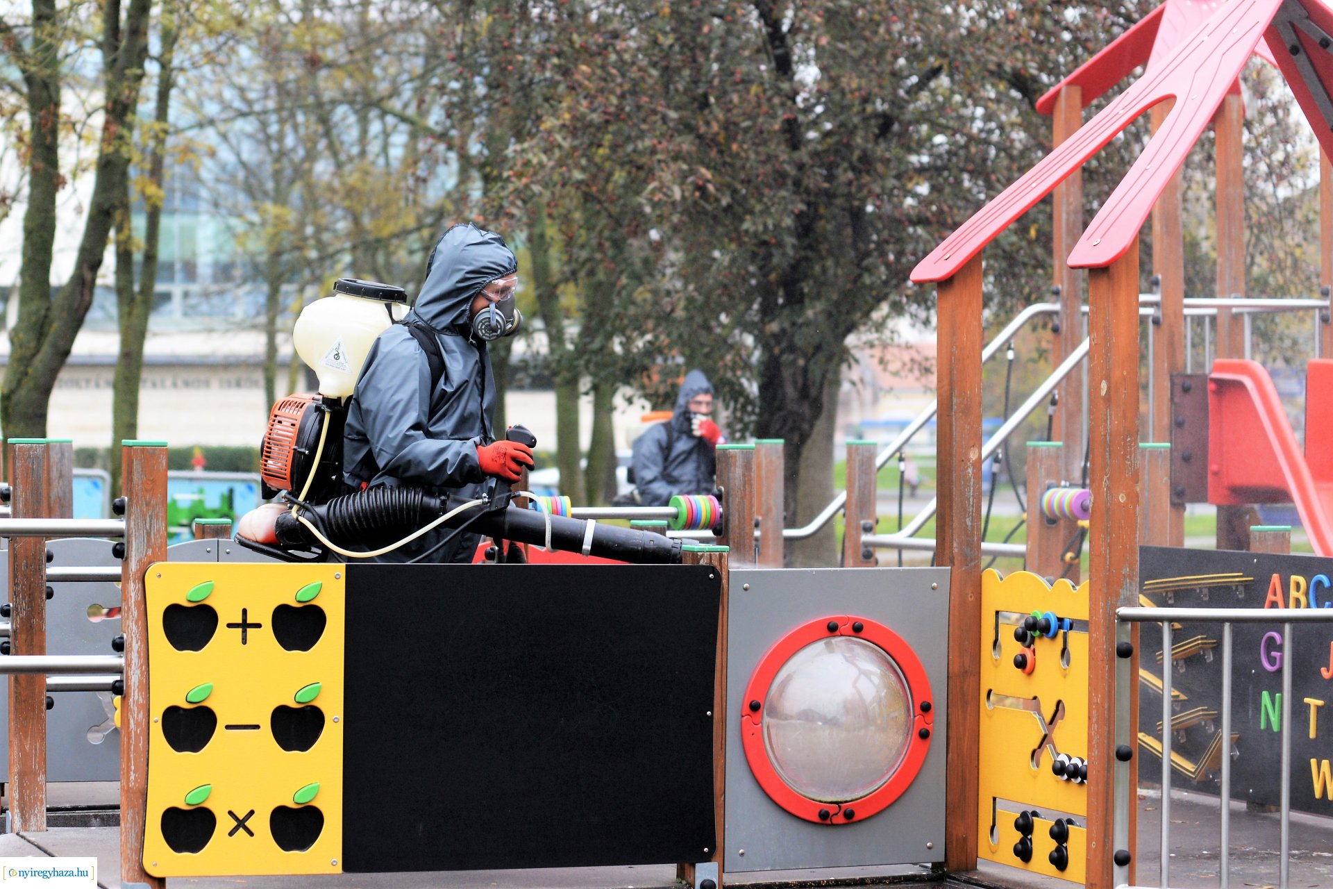 Belvárosi játszóteret fertőtlenítenek  a NYÍRVV Nonprofit  Kft. munkatársai