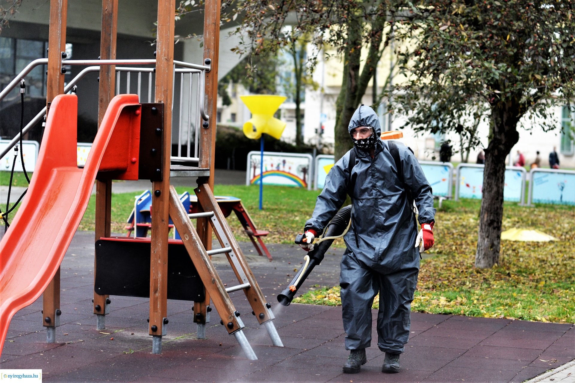 Belvárosi játszóteret fertőtlenítenek  a NYÍRVV Nonprofit  Kft. munkatársai