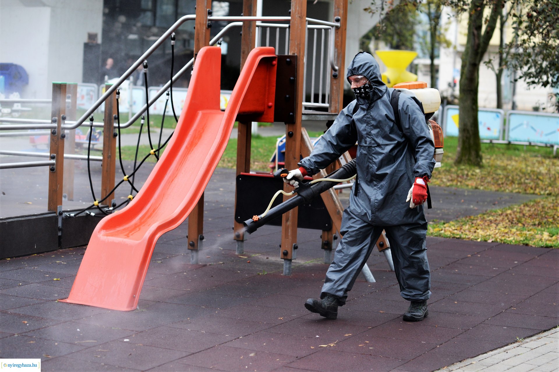 Belvárosi játszóteret fertőtlenítenek  a NYÍRVV Nonprofit  Kft. munkatársai