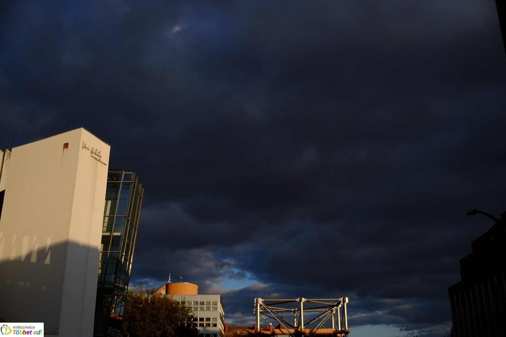 Belvárosi őszi esti fények 2025 októberében