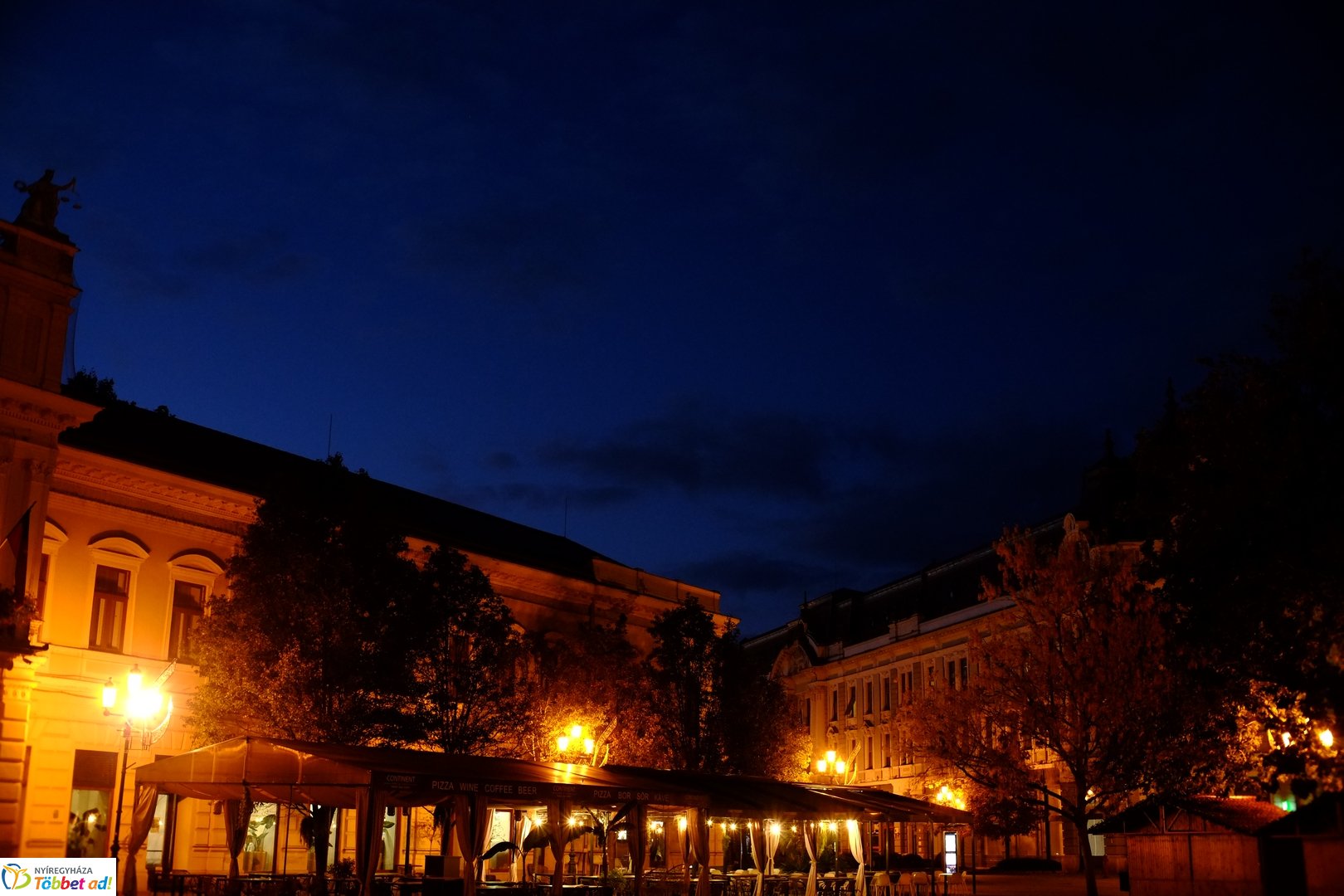 Belvárosi őszi esti fények 2025 októberében