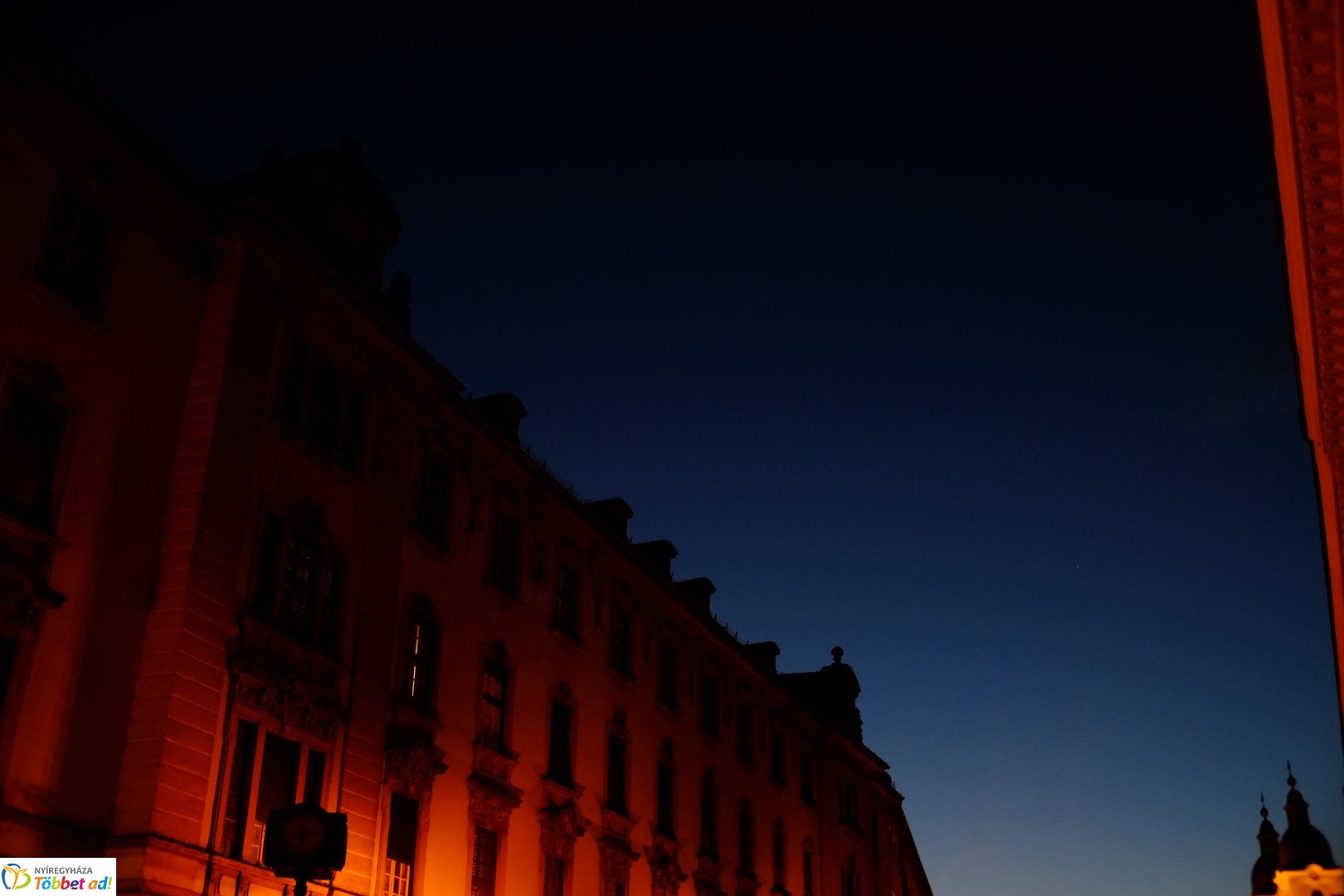 Belvárosi őszi esti fények 2025 októberében