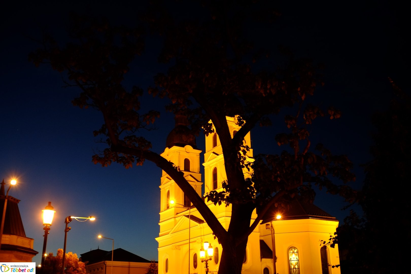 Belvárosi őszi esti fények 2025 októberében