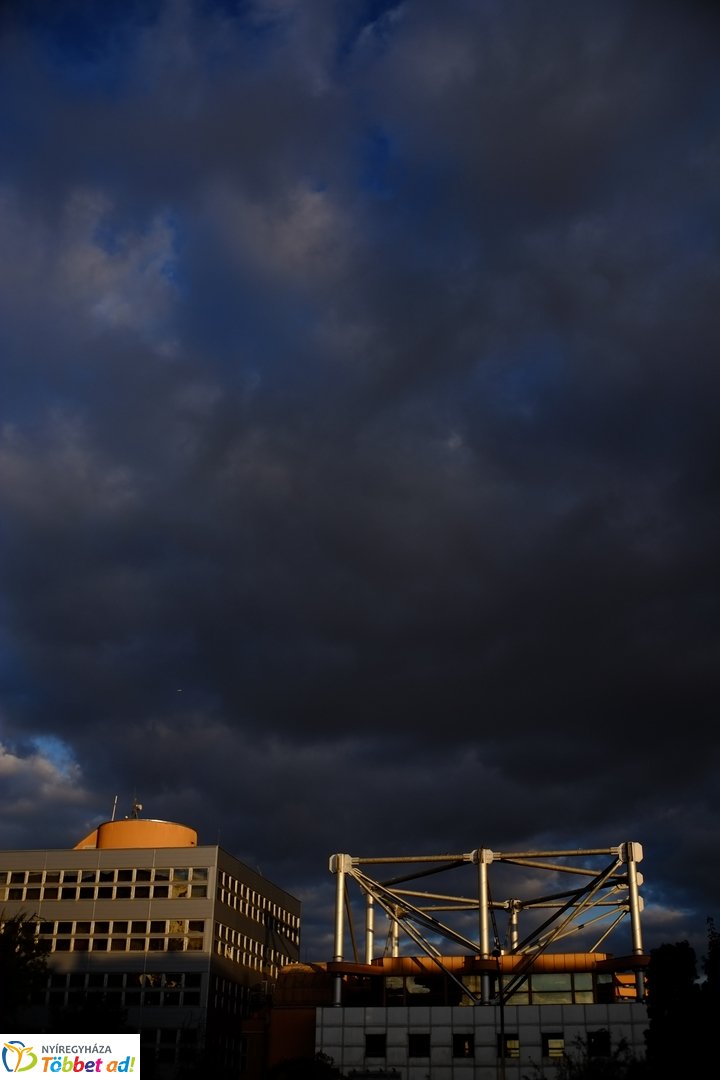 Belvárosi őszi esti fények 2025 októberében