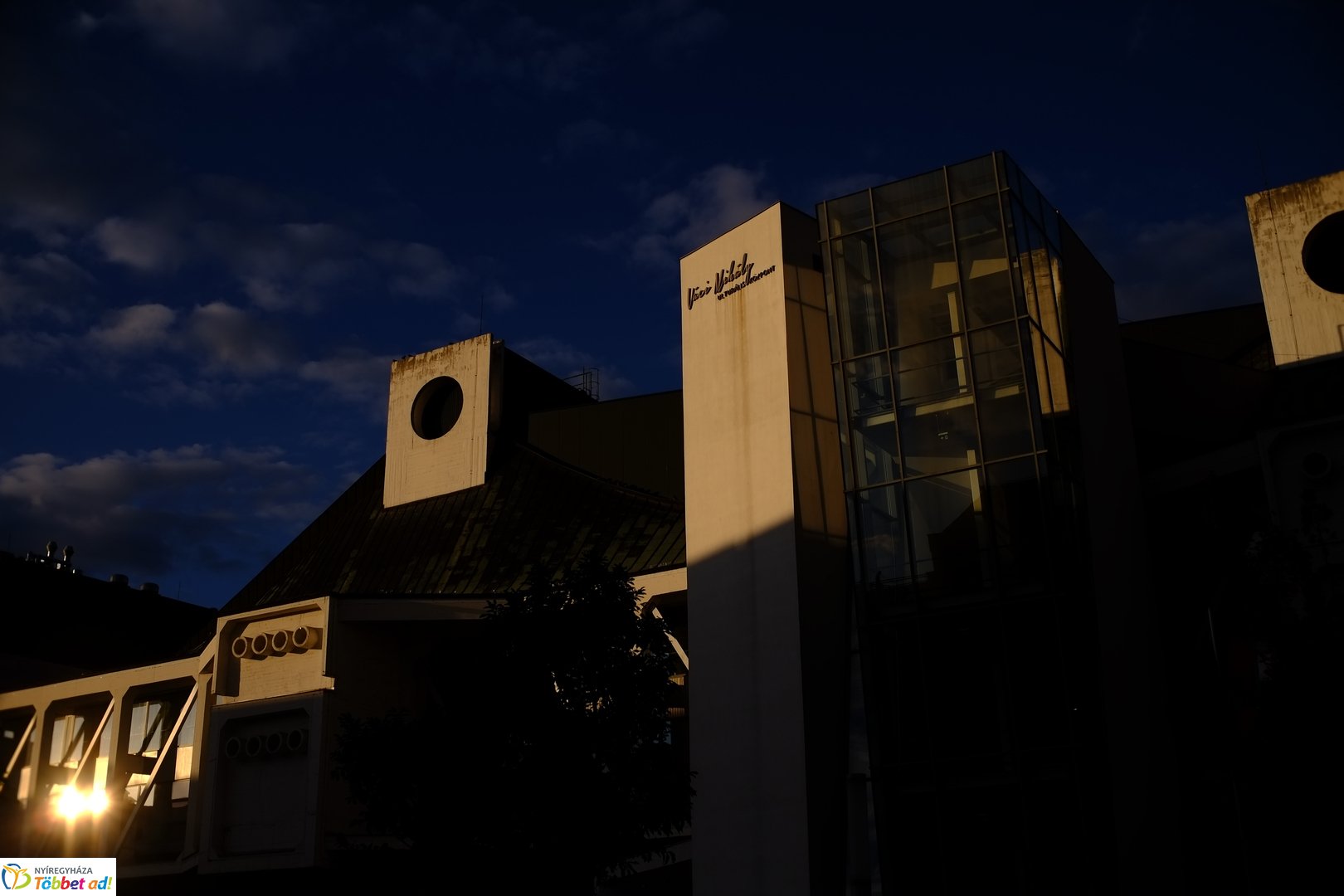 Belvárosi őszi esti fények 2025 októberében