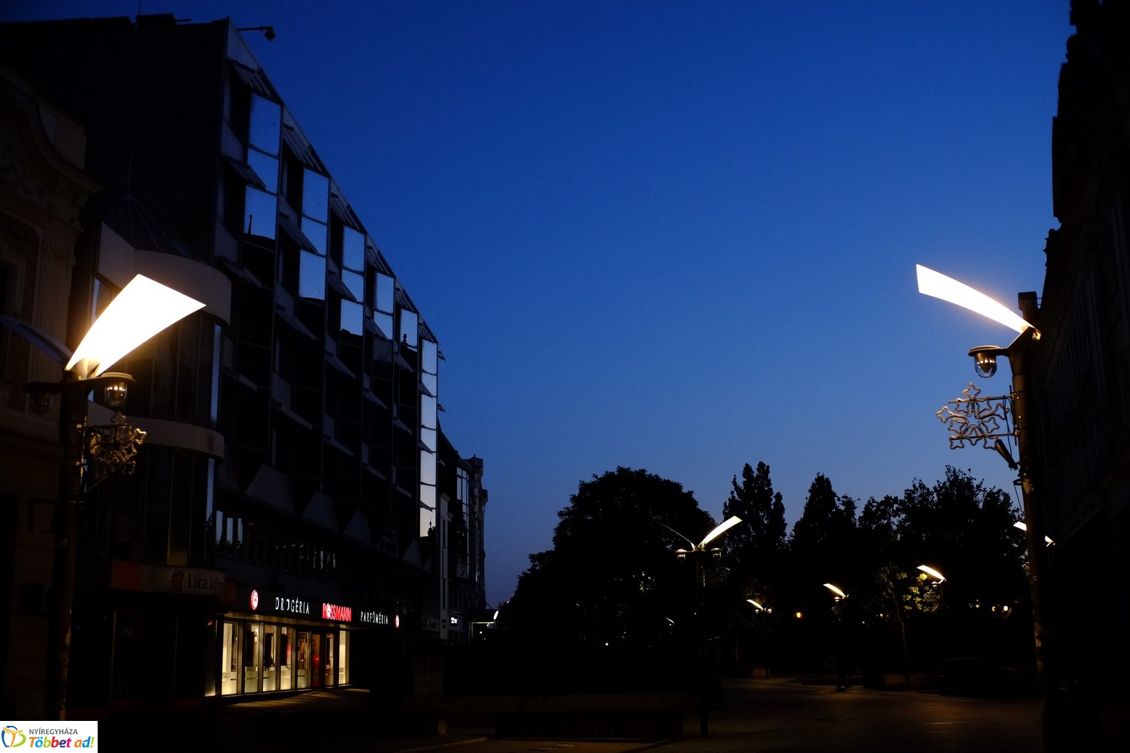 Belvárosi őszi esti fények 2025 októberében