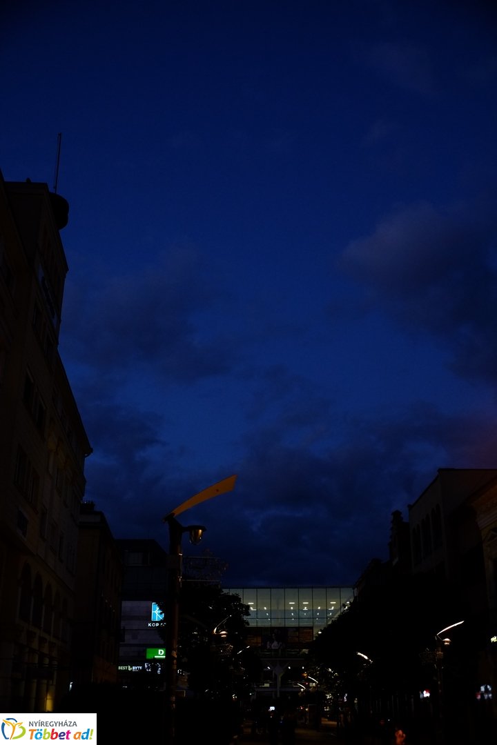 Belvárosi őszi esti fények 2025 októberében