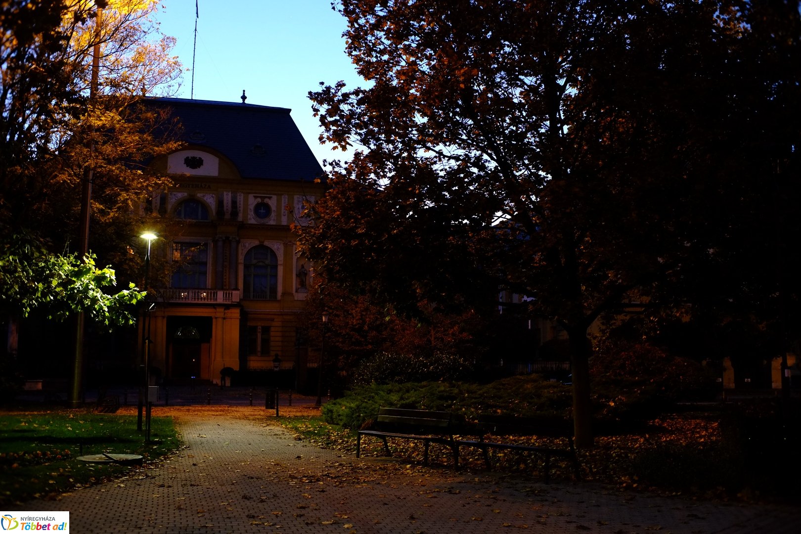 Belvárosi őszi esti fények 2025 októberében