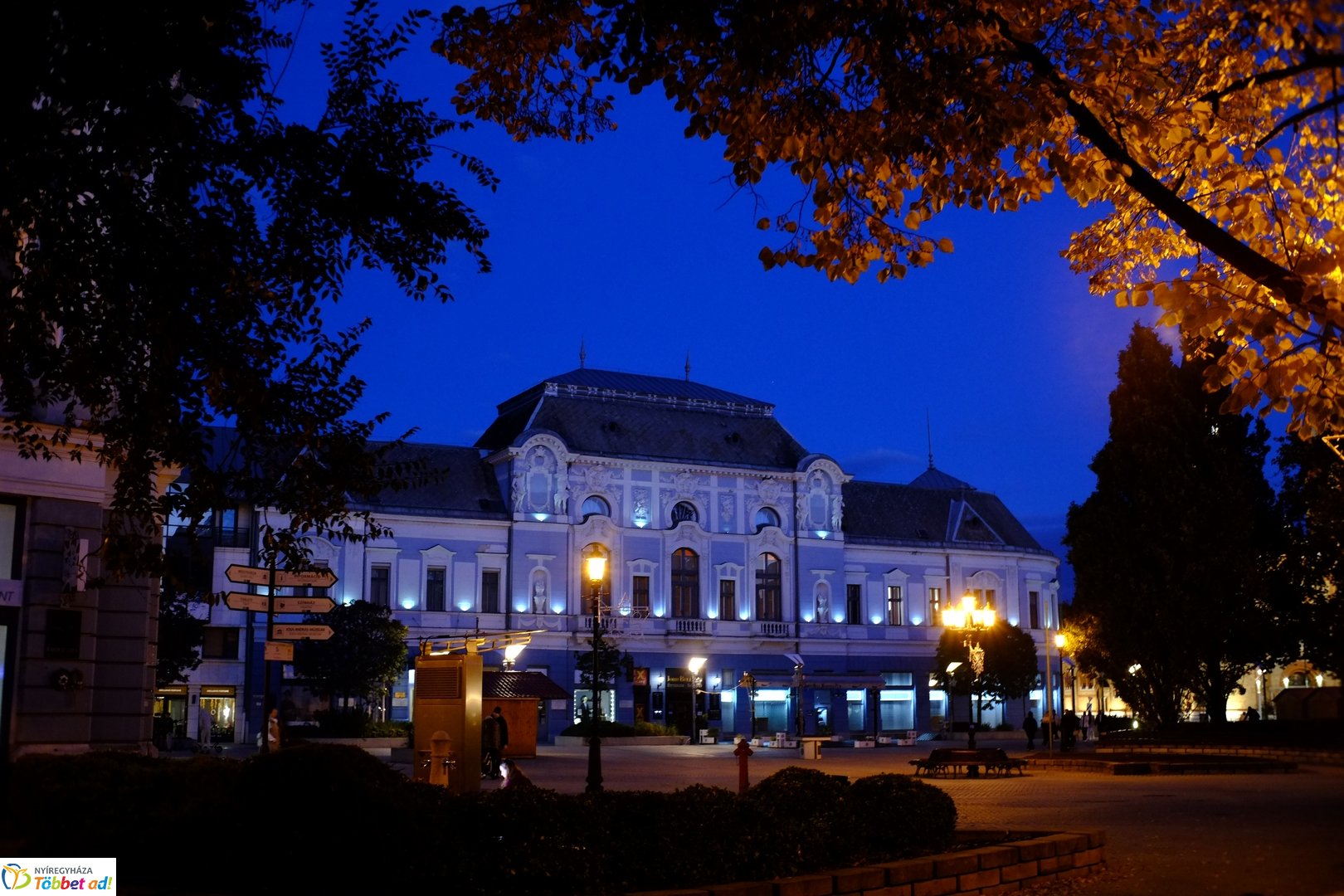 Belvárosi őszi esti fények 2025 októberében