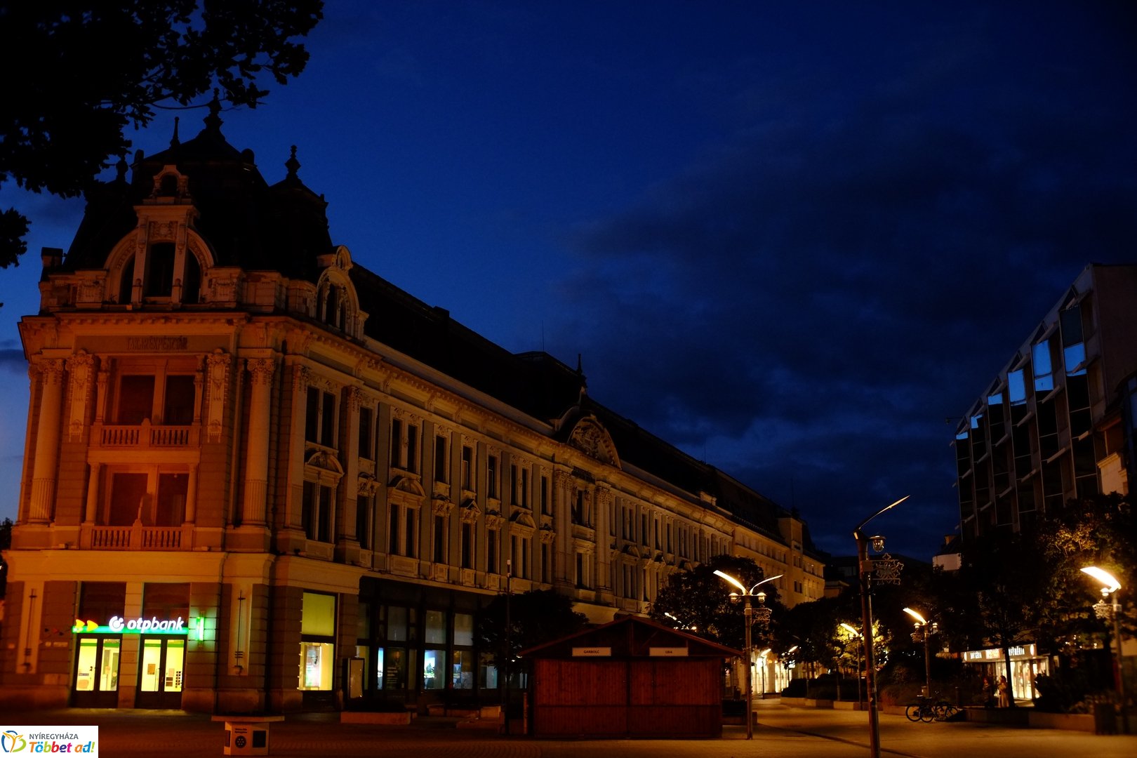 Belvárosi őszi esti fények 2025 októberében