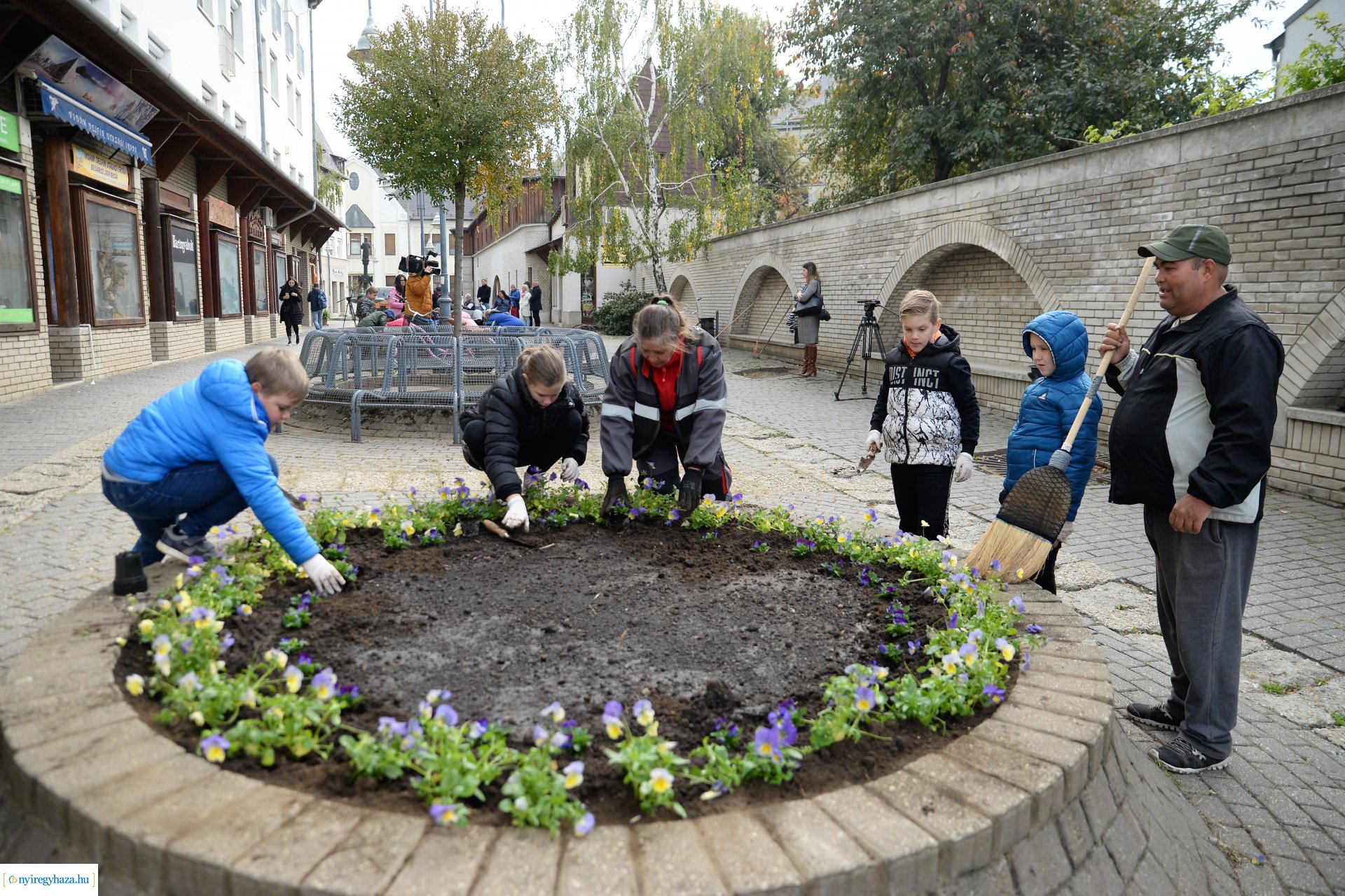 Belvárosi virágültetés az ÖKOsuli keretében