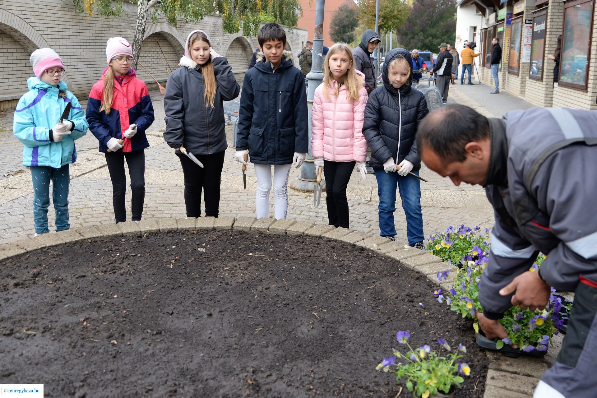 Belvárosi virágültetés az ÖKOsuli keretében