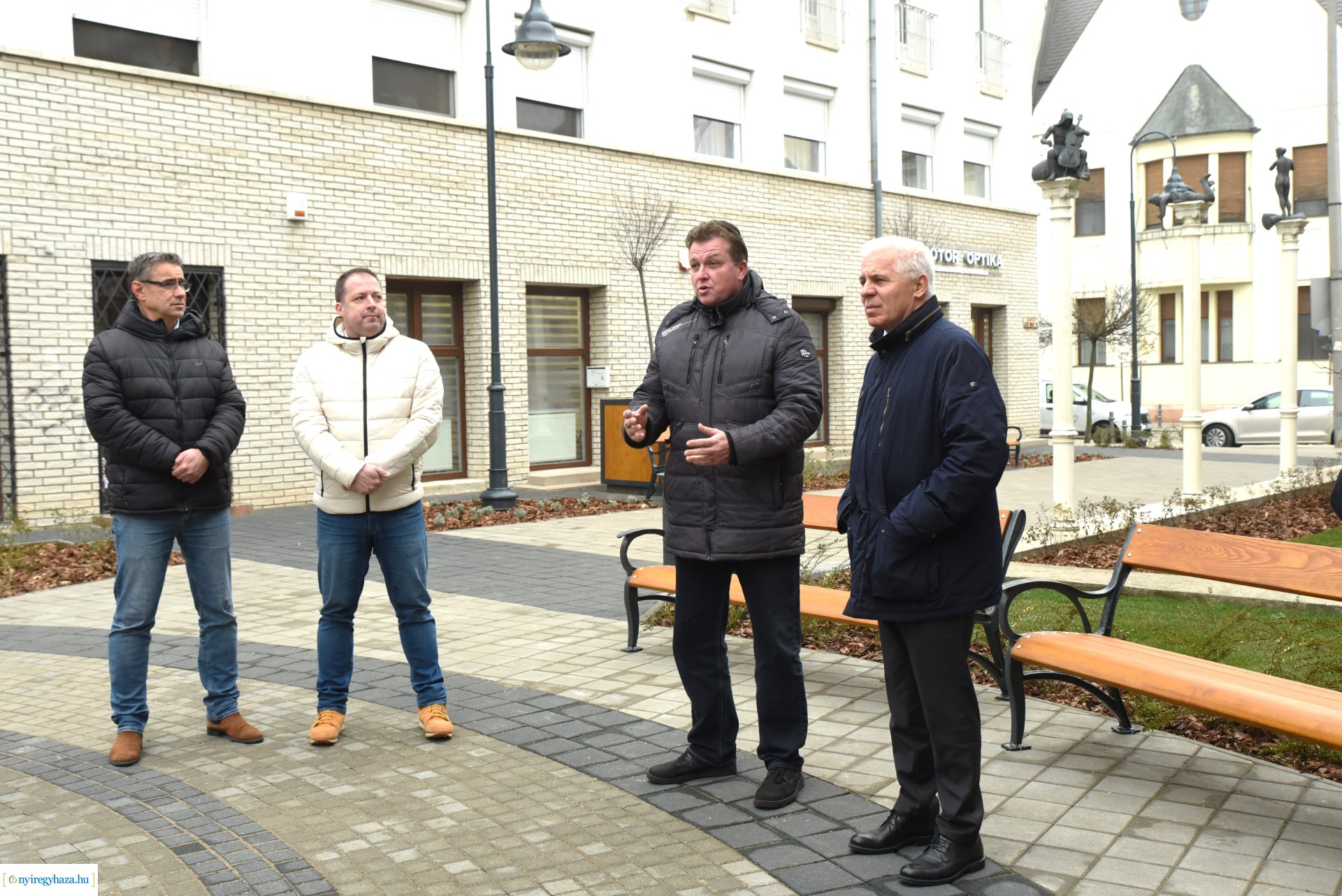 Bemutatták a megújult Szent Miklós teret az újságíróknak