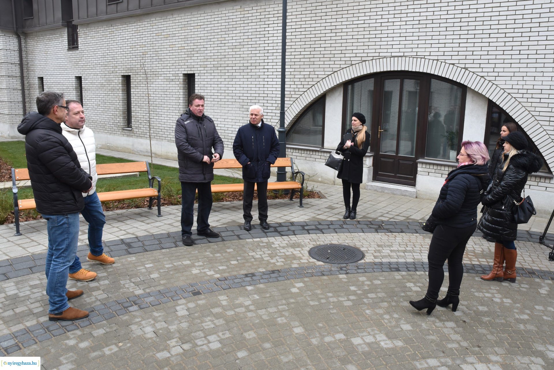 Bemutatták a megújult Szent Miklós teret az újságíróknak