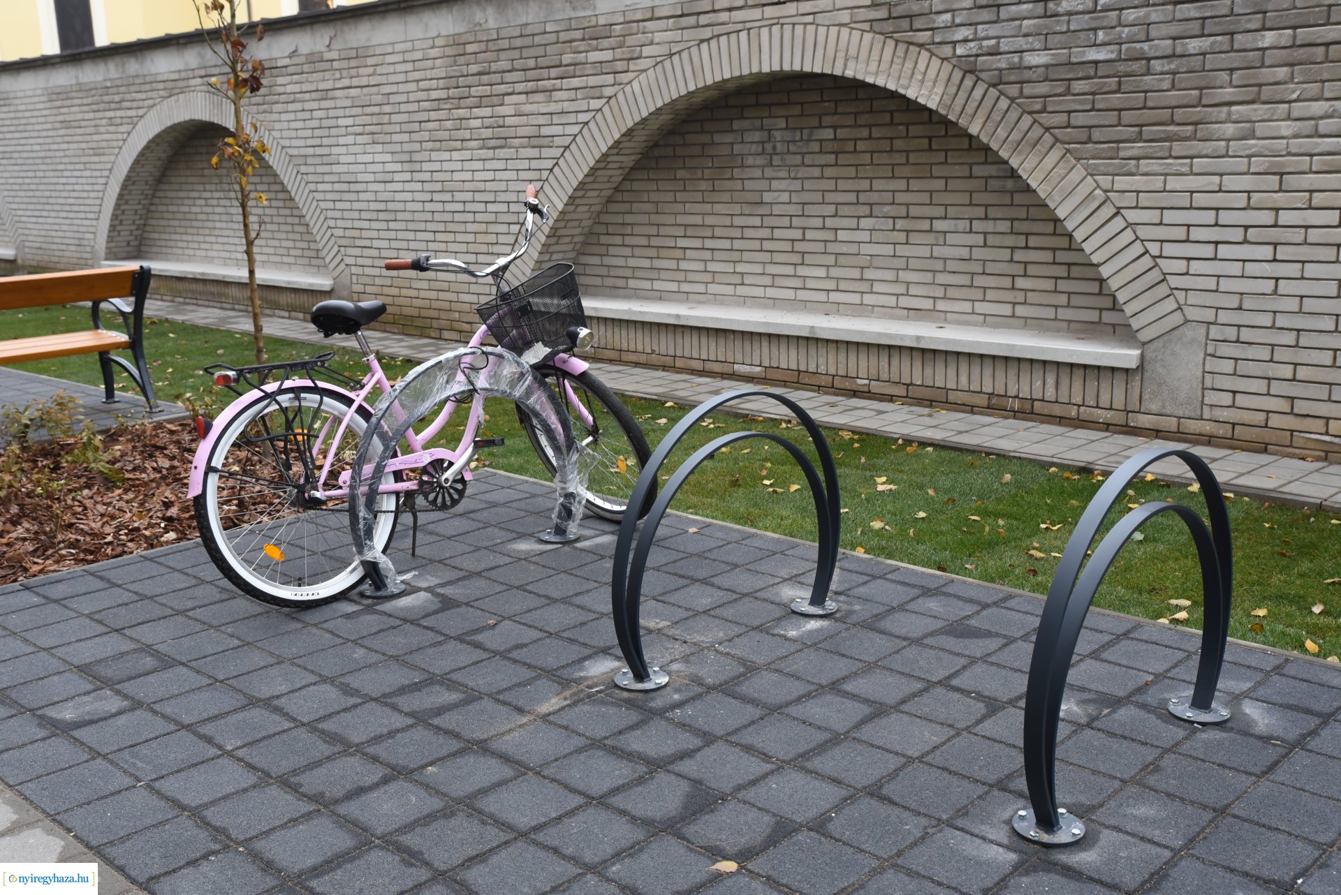 Bemutatták a megújult Szent Miklós teret az újságíróknak