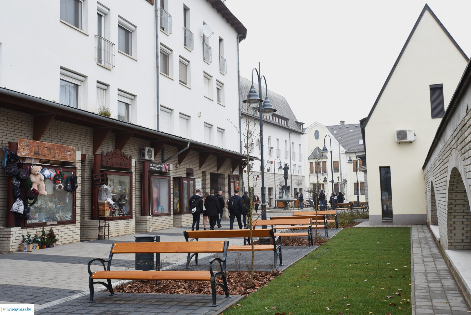 Bemutatták a megújult Szent Miklós teret az újságíróknak