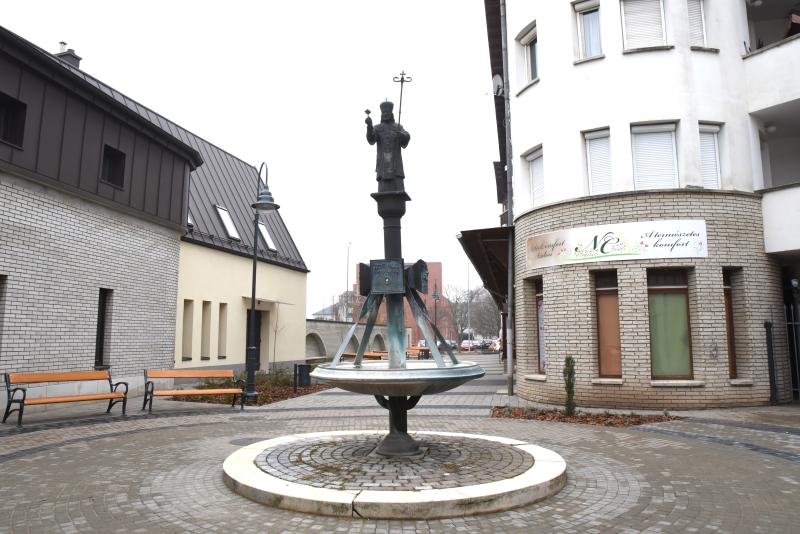 Bemutatták a megújult Szent Miklós teret az újságíróknak