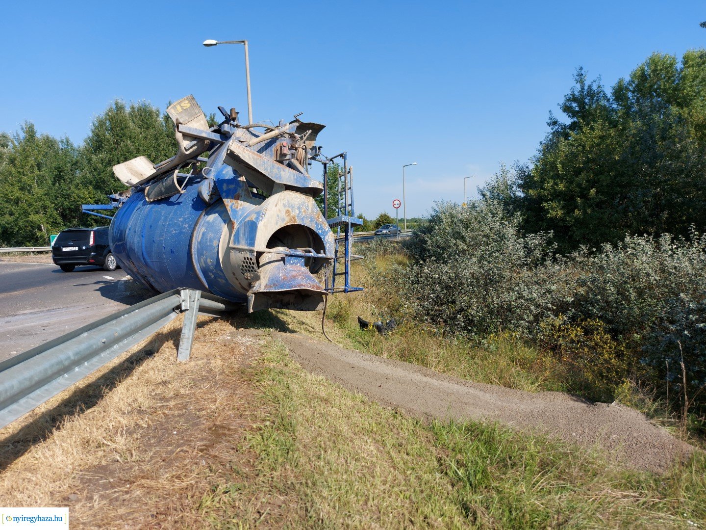 Betonmixer tartály szabadult el a 41-es főútvonalon