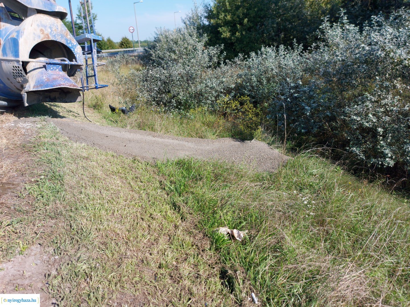 Betonmixer tartály szabadult el a 41-es főútvonalon